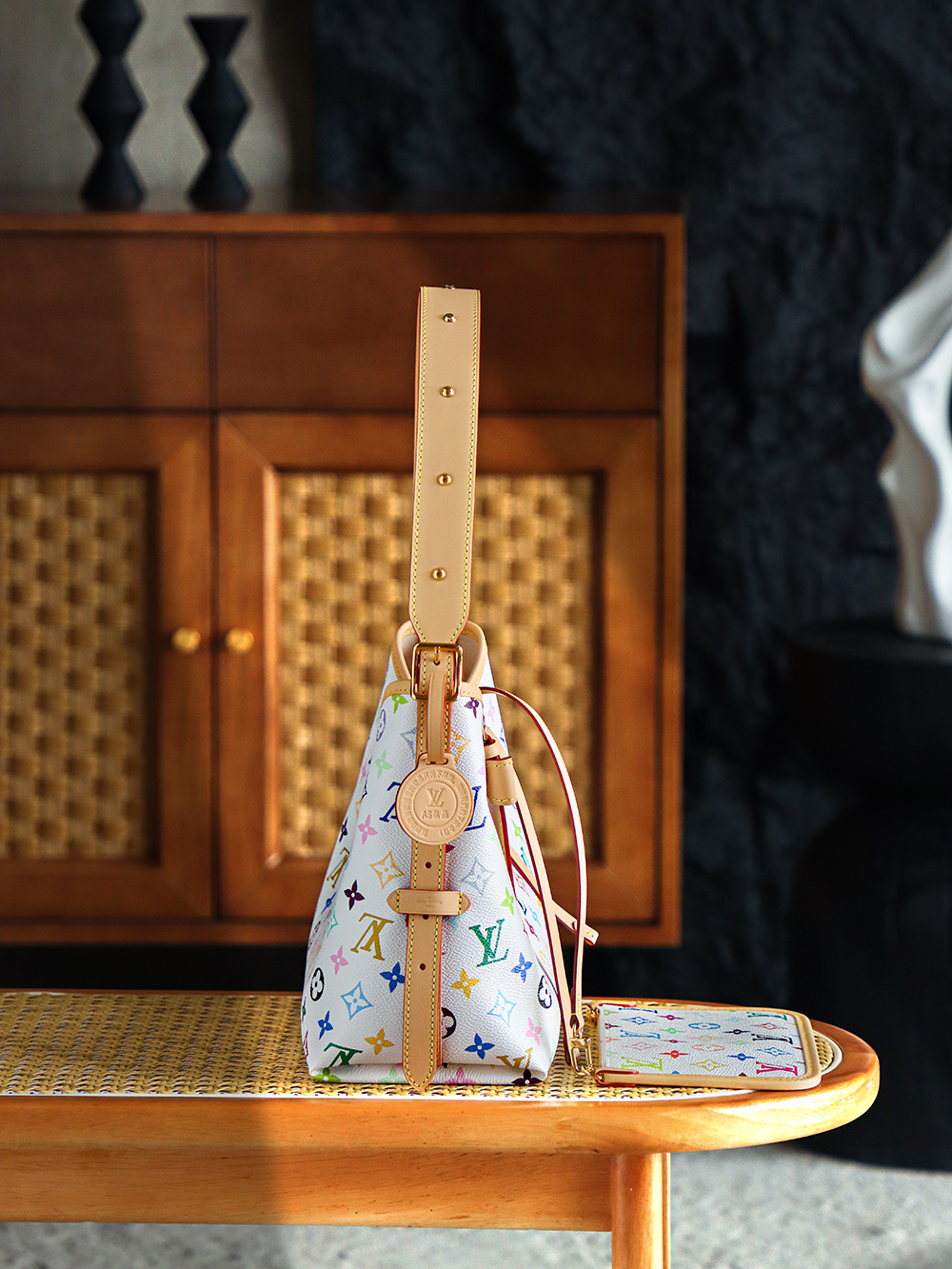 Carryall 白三彩 M13661
晶片碼可査詢 AS私品版👜A-138

村上隆聯名白三彩Carryall，20年前的審美現在依舊抗打，情懷溢滿荧幕了！ 既有千禧年的復古感，又充滿童趣活力，簡直就是一眼淪陷的顏值！

五金：厚镀24k全鋼
尺寸：24*12*29cm