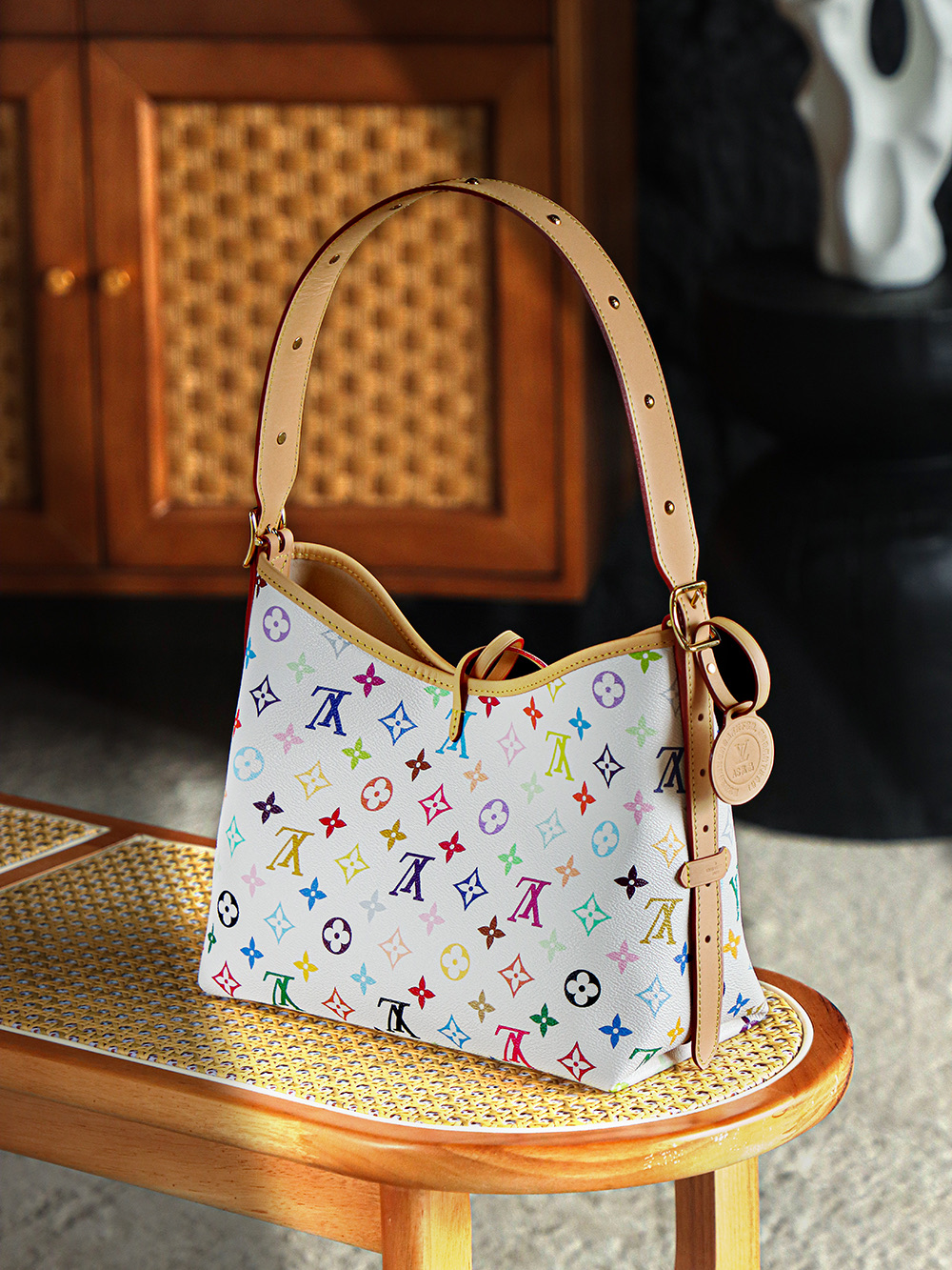 Carryall 白三彩 M13661
晶片碼可査詢 AS私品版👜A-138

村上隆聯名白三彩Carryall，20年前的審美現在依舊抗打，情懷溢滿荧幕了！ 既有千禧年的復古感，又充滿童趣活力，簡直就是一眼淪陷的顏值！

五金：厚镀24k全鋼
尺寸：24*12*29cm