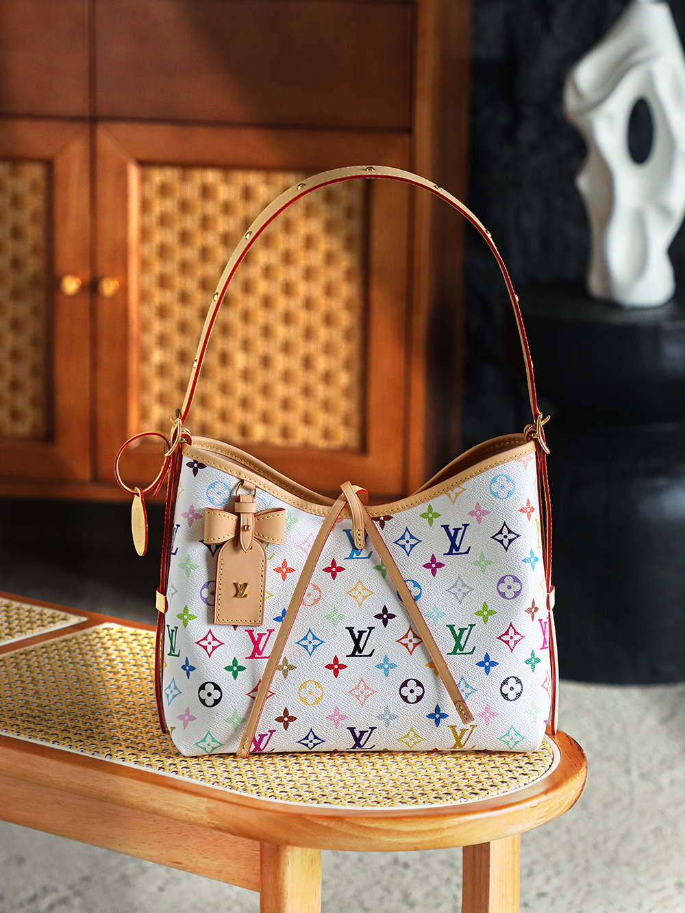 Carryall 白三彩 M13661
晶片碼可査詢 AS私品版👜A-138

村上隆聯名白三彩Carryall，20年前的審美現在依舊抗打，情懷溢滿荧幕了！ 既有千禧年的復古感，又充滿童趣活力，簡直就是一眼淪陷的顏值！

五金：厚镀24k全鋼
尺寸：24*12*29cm