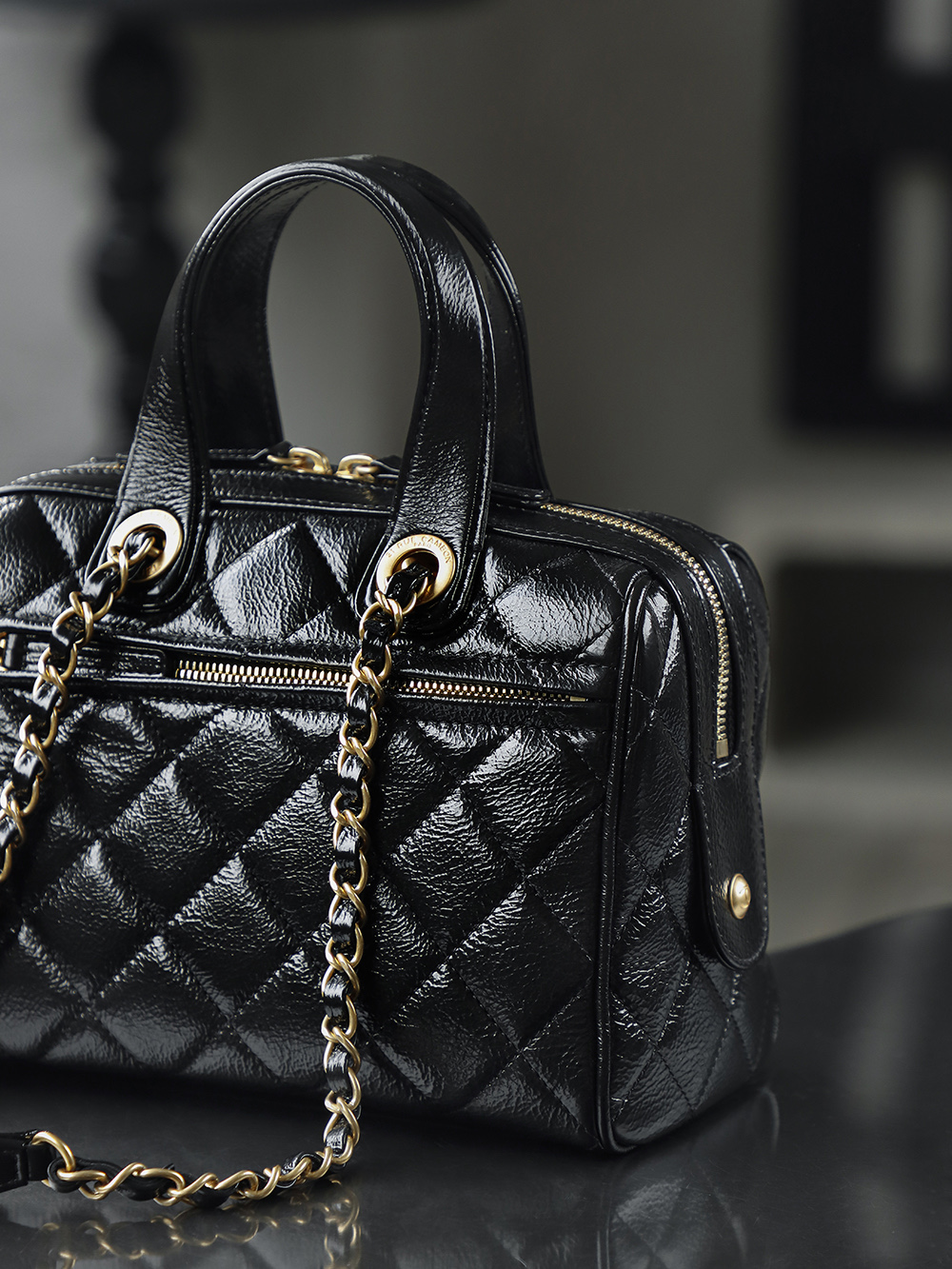 25A走秀款 皺漆牛皮保齡球小號鑒定版👜C-2180
一包一碼 支持全球鑒定查驗身份證原廠專G
Bonaudo皮料過關清單資料可査詢

每年高級手工坊都是最期待的一季，黑色油蠟皮搭配保齡球就是復古時髦選手，簡直美到犯規，隨性大氣十分時髦，一眼心動的保齡球包！

五金：厚鍍24k復古金
皮料：Bonaudo褶皺胎牛皮
尺寸：17*21*13cm