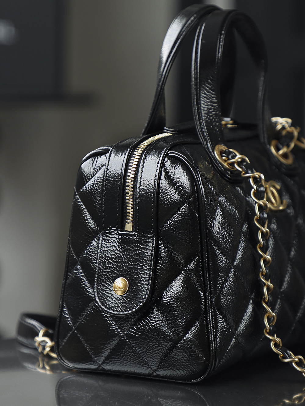 25A走秀款 皺漆牛皮保齡球小號鑒定版👜C-2180
一包一碼 支持全球鑒定查驗身份證原廠專G
Bonaudo皮料過關清單資料可査詢

每年高級手工坊都是最期待的一季，黑色油蠟皮搭配保齡球就是復古時髦選手，簡直美到犯規，隨性大氣十分時髦，一眼心動的保齡球包！

五金：厚鍍24k復古金
皮料：Bonaudo褶皺胎牛皮
尺寸：17*21*13cm