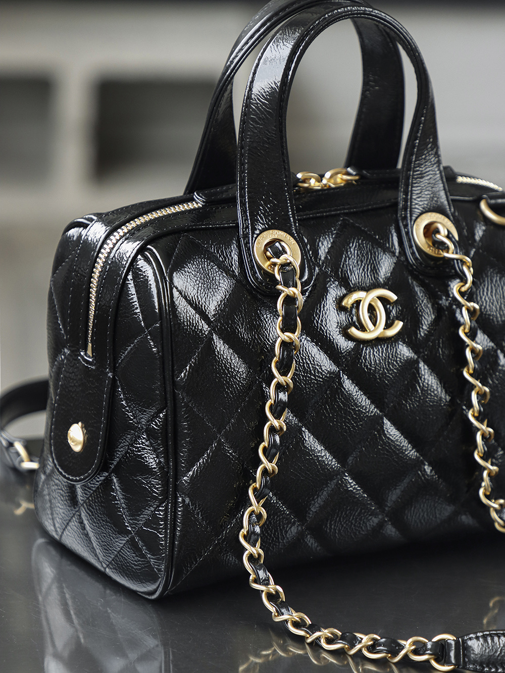 25A走秀款 皺漆牛皮保齡球小號鑒定版👜C-2180
一包一碼 支持全球鑒定查驗身份證原廠專G
Bonaudo皮料過關清單資料可査詢

每年高級手工坊都是最期待的一季，黑色油蠟皮搭配保齡球就是復古時髦選手，簡直美到犯規，隨性大氣十分時髦，一眼心動的保齡球包！

五金：厚鍍24k復古金
皮料：Bonaudo褶皺胎牛皮
尺寸：17*21*13cm