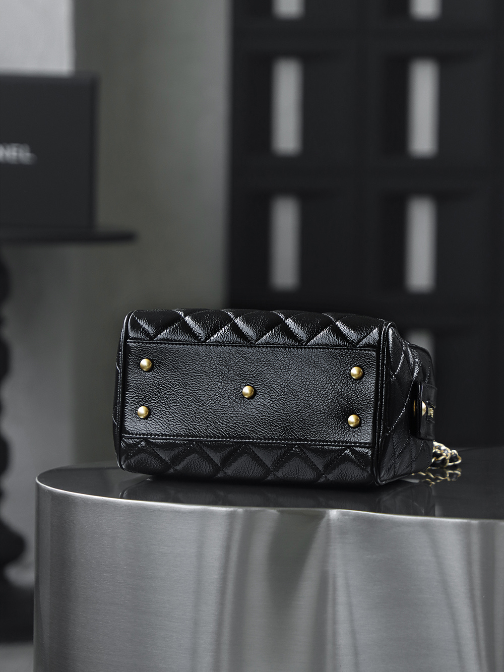 25A走秀款 皺漆牛皮保齡球小號鑒定版👜C-2180
一包一碼 支持全球鑒定查驗身份證原廠專G
Bonaudo皮料過關清單資料可査詢

每年高級手工坊都是最期待的一季，黑色油蠟皮搭配保齡球就是復古時髦選手，簡直美到犯規，隨性大氣十分時髦，一眼心動的保齡球包！

五金：厚鍍24k復古金
皮料：Bonaudo褶皺胎牛皮
尺寸：17*21*13cm