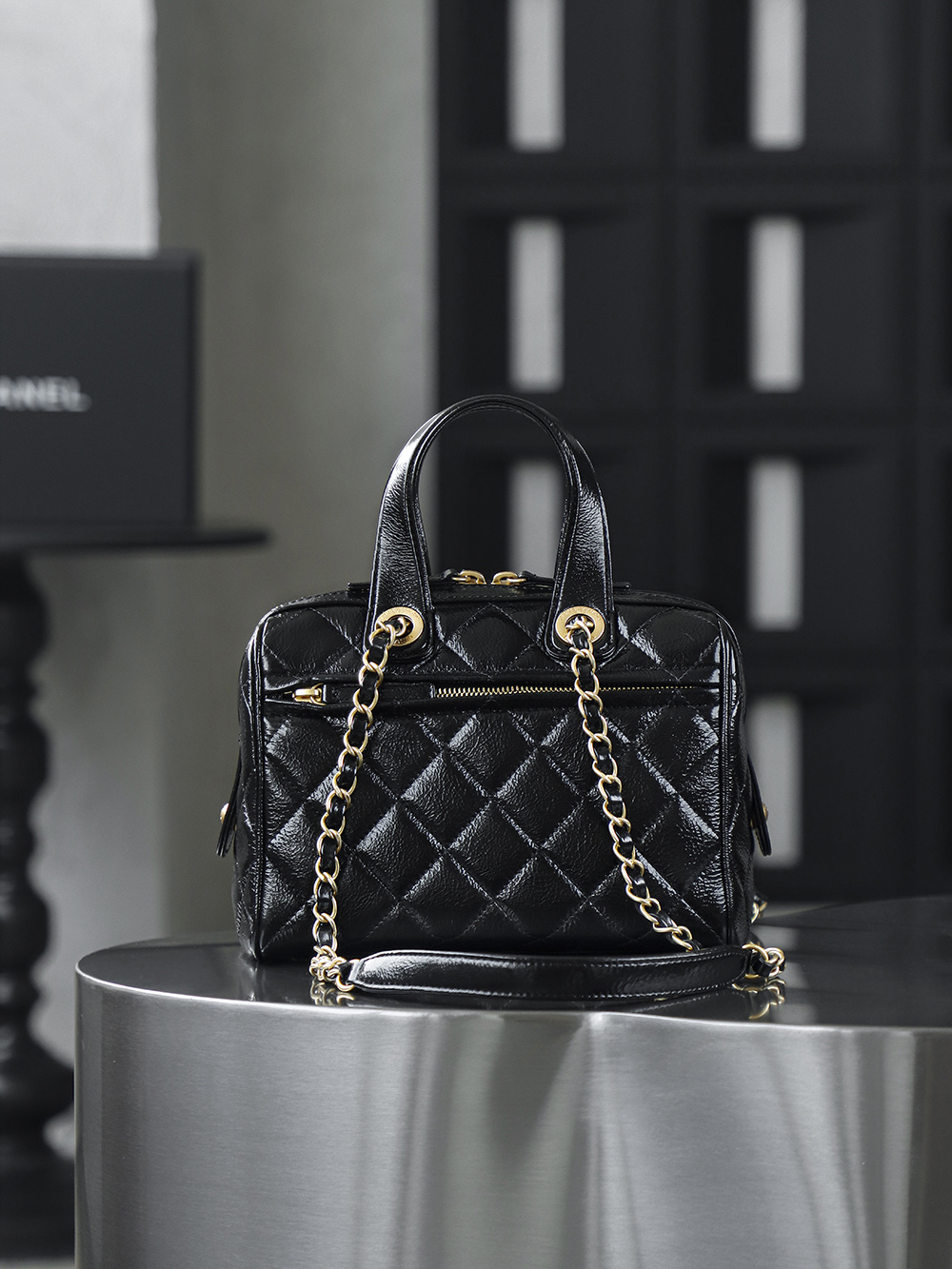 25A走秀款 皺漆牛皮保齡球小號鑒定版👜C-2180
一包一碼 支持全球鑒定查驗身份證原廠專G
Bonaudo皮料過關清單資料可査詢

每年高級手工坊都是最期待的一季，黑色油蠟皮搭配保齡球就是復古時髦選手，簡直美到犯規，隨性大氣十分時髦，一眼心動的保齡球包！

五金：厚鍍24k復古金
皮料：Bonaudo褶皺胎牛皮
尺寸：17*21*13cm