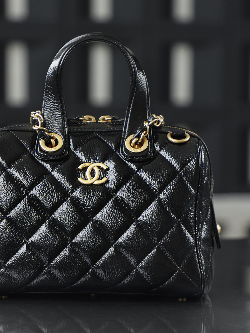 25A走秀款 皺漆牛皮保齡球小號鑒定版👜C-2180
一包一碼 支持全球鑒定查驗身份證原廠專G
Bonaudo皮料過關清單資料可査詢

每年高級手工坊都是最期待的一季，黑色油蠟皮搭配保齡球就是復古時髦選手，簡直美到犯規，隨性大氣十分時髦，一眼心動的保齡球包！

五金：厚鍍24k復古金
皮料：Bonaudo褶皺胎牛皮
尺寸：17*21*13cm