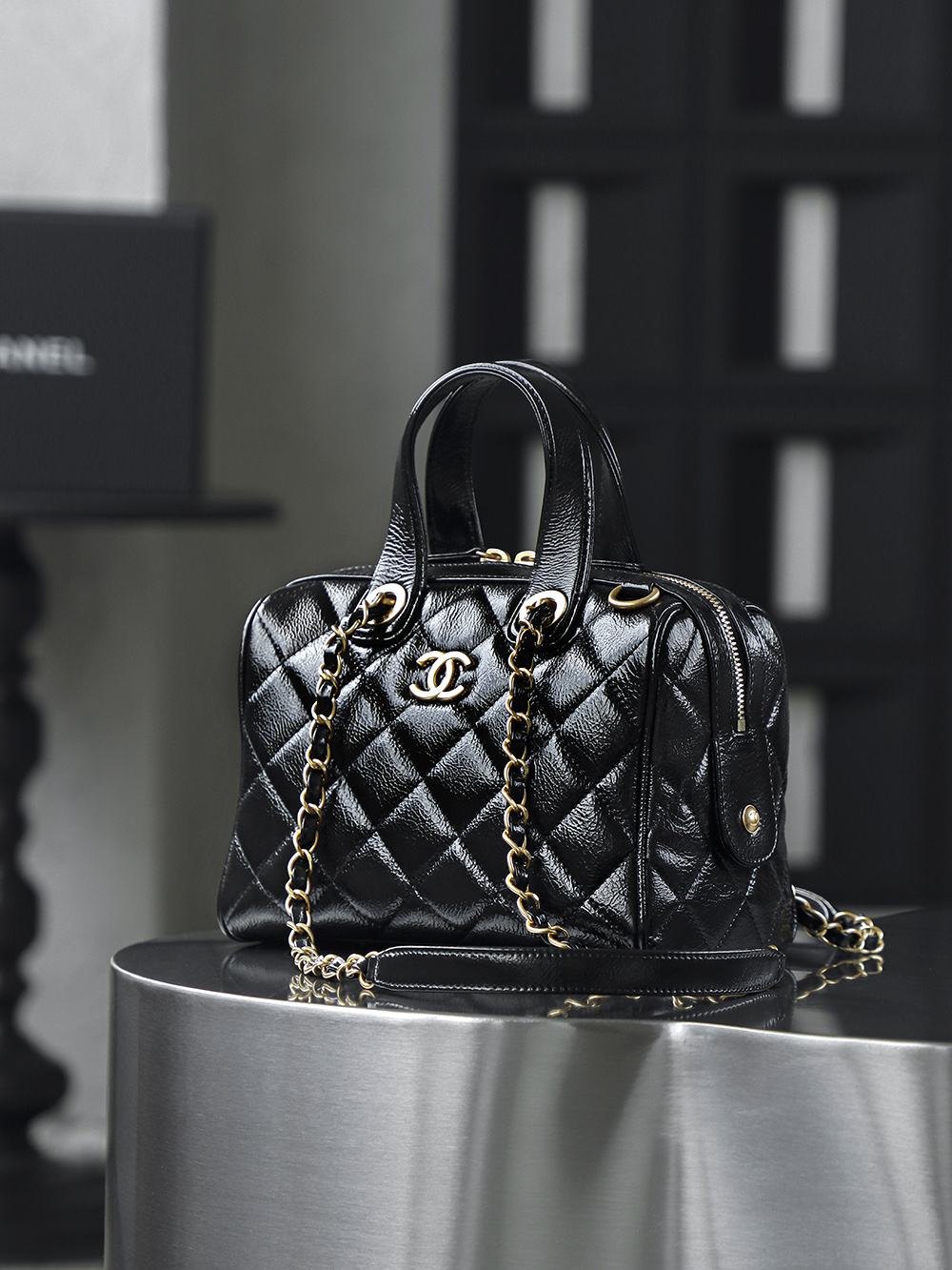 25A走秀款 皺漆牛皮保齡球小號鑒定版👜C-2180
一包一碼 支持全球鑒定查驗身份證原廠專G
Bonaudo皮料過關清單資料可査詢

每年高級手工坊都是最期待的一季，黑色油蠟皮搭配保齡球就是復古時髦選手，簡直美到犯規，隨性大氣十分時髦，一眼心動的保齡球包！

五金：厚鍍24k復古金
皮料：Bonaudo褶皺胎牛皮
尺寸：17*21*13cm