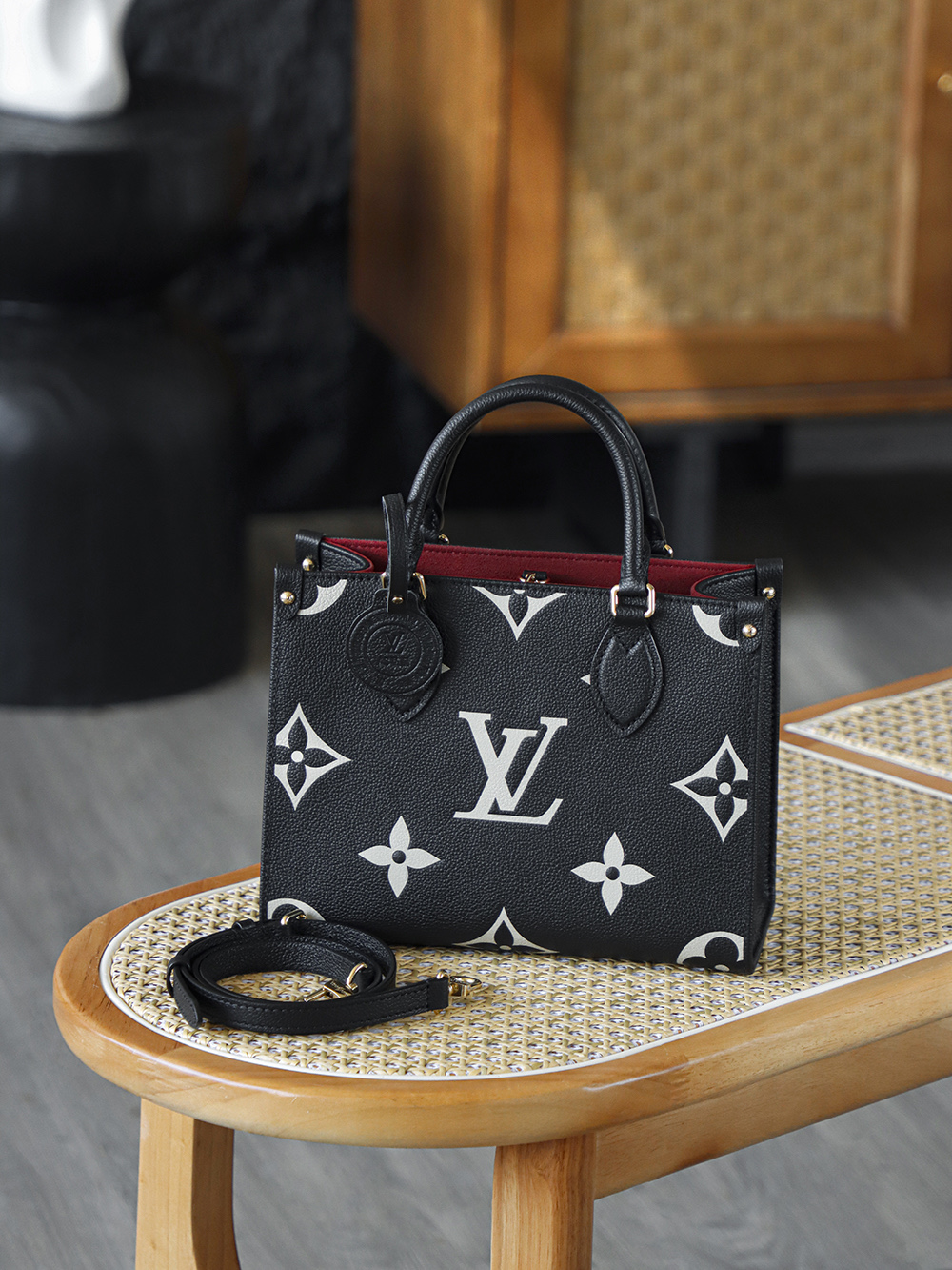 onthego小號黑白 M45659
晶片碼可査詢 AS私品版👜A-150

OnTheGo全皮小號包包宛如一顆璀璨奪目的明珠，散發著獨屬於自己的迷人魅力！ 簡約而不失優雅的四方包造型，線條流暢自然，每一處轉折都恰到好處，盡顯俐落與大氣，低調中暗藏著品牌的深厚底蘊！

五金：厚镀24k全鋼
尺寸：25*19*11.5cm