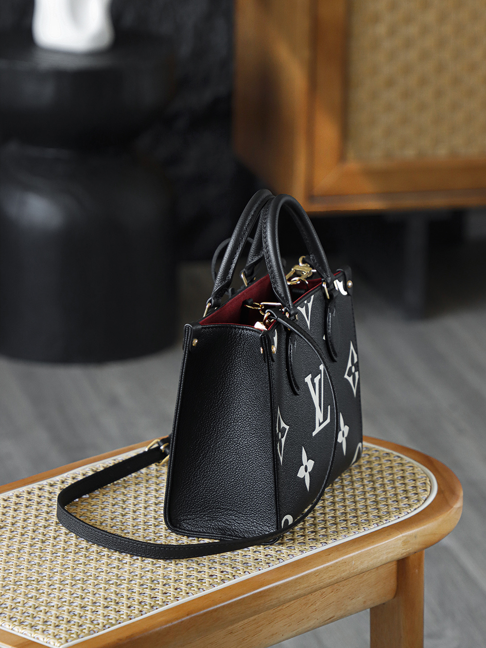 onthego小號黑白 M45659
晶片碼可査詢 AS私品版👜A-150

OnTheGo全皮小號包包宛如一顆璀璨奪目的明珠，散發著獨屬於自己的迷人魅力！ 簡約而不失優雅的四方包造型，線條流暢自然，每一處轉折都恰到好處，盡顯俐落與大氣，低調中暗藏著品牌的深厚底蘊！

五金：厚镀24k全鋼
尺寸：25*19*11.5cm