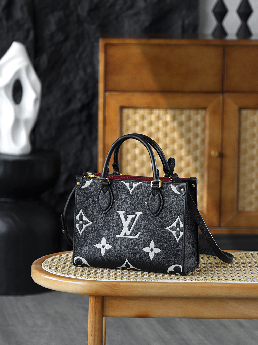 onthego小號黑白 M45659
晶片碼可査詢 AS私品版👜A-150

OnTheGo全皮小號包包宛如一顆璀璨奪目的明珠，散發著獨屬於自己的迷人魅力！ 簡約而不失優雅的四方包造型，線條流暢自然，每一處轉折都恰到好處，盡顯俐落與大氣，低調中暗藏著品牌的深厚底蘊！

五金：厚镀24k全鋼
尺寸：25*19*11.5cm