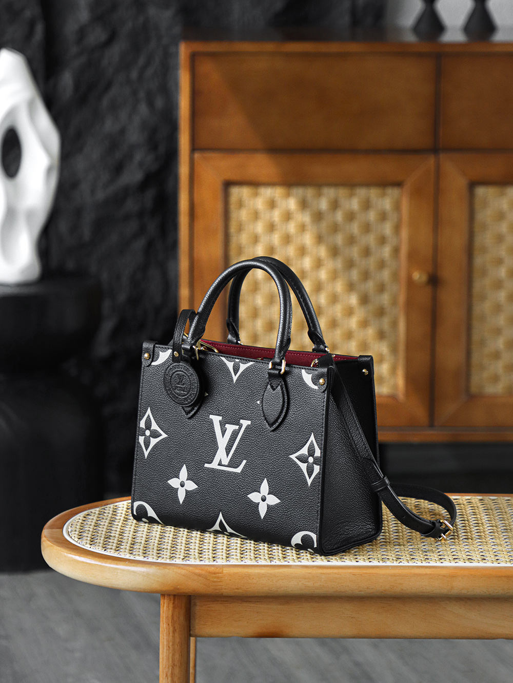 onthego小號黑白 M45659
晶片碼可査詢 AS私品版👜A-150

OnTheGo全皮小號包包宛如一顆璀璨奪目的明珠，散發著獨屬於自己的迷人魅力！ 簡約而不失優雅的四方包造型，線條流暢自然，每一處轉折都恰到好處，盡顯俐落與大氣，低調中暗藏著品牌的深厚底蘊！

五金：厚镀24k全鋼
尺寸：25*19*11.5cm