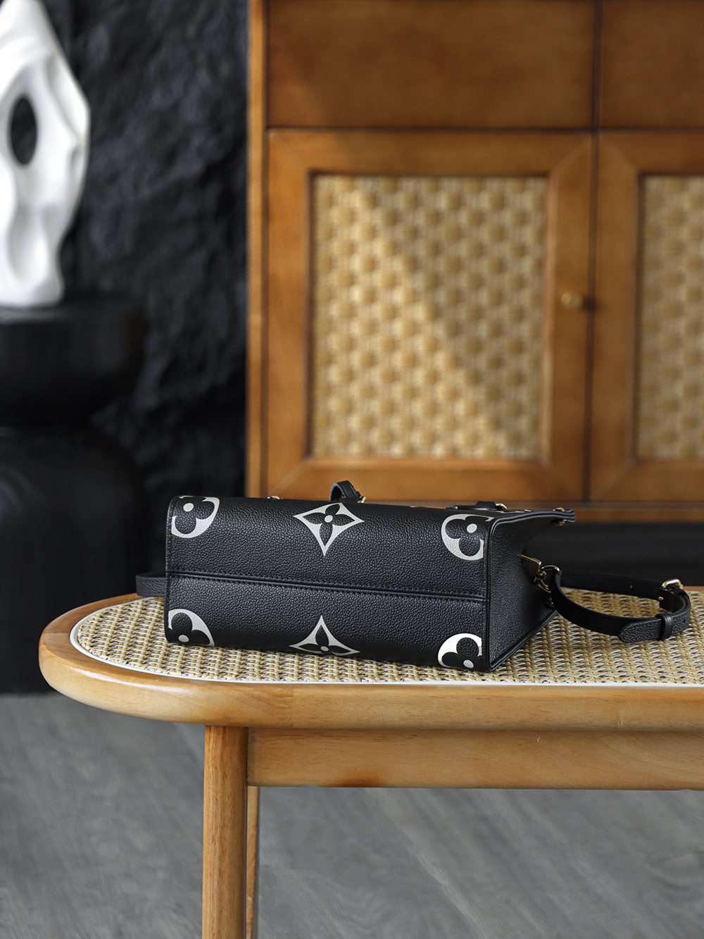 onthego小號黑白 M45659
晶片碼可査詢 AS私品版👜A-150

OnTheGo全皮小號包包宛如一顆璀璨奪目的明珠，散發著獨屬於自己的迷人魅力！ 簡約而不失優雅的四方包造型，線條流暢自然，每一處轉折都恰到好處，盡顯俐落與大氣，低調中暗藏著品牌的深厚底蘊！

五金：厚镀24k全鋼
尺寸：25*19*11.5cm