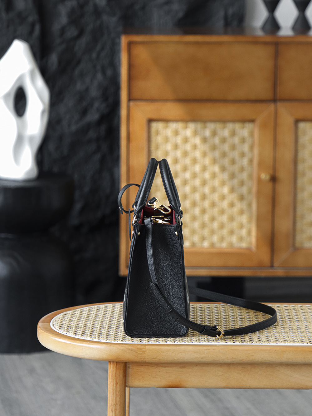 onthego小號黑白 M45659
晶片碼可査詢 AS私品版👜A-150

OnTheGo全皮小號包包宛如一顆璀璨奪目的明珠，散發著獨屬於自己的迷人魅力！ 簡約而不失優雅的四方包造型，線條流暢自然，每一處轉折都恰到好處，盡顯俐落與大氣，低調中暗藏著品牌的深厚底蘊！

五金：厚镀24k全鋼
尺寸：25*19*11.5cm