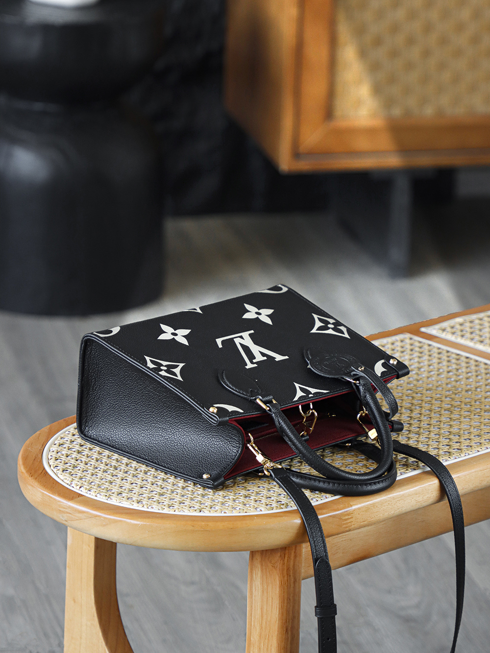 onthego小號黑白 M45659
晶片碼可査詢 AS私品版👜A-150

OnTheGo全皮小號包包宛如一顆璀璨奪目的明珠，散發著獨屬於自己的迷人魅力！ 簡約而不失優雅的四方包造型，線條流暢自然，每一處轉折都恰到好處，盡顯俐落與大氣，低調中暗藏著品牌的深厚底蘊！

五金：厚镀24k全鋼
尺寸：25*19*11.5cm