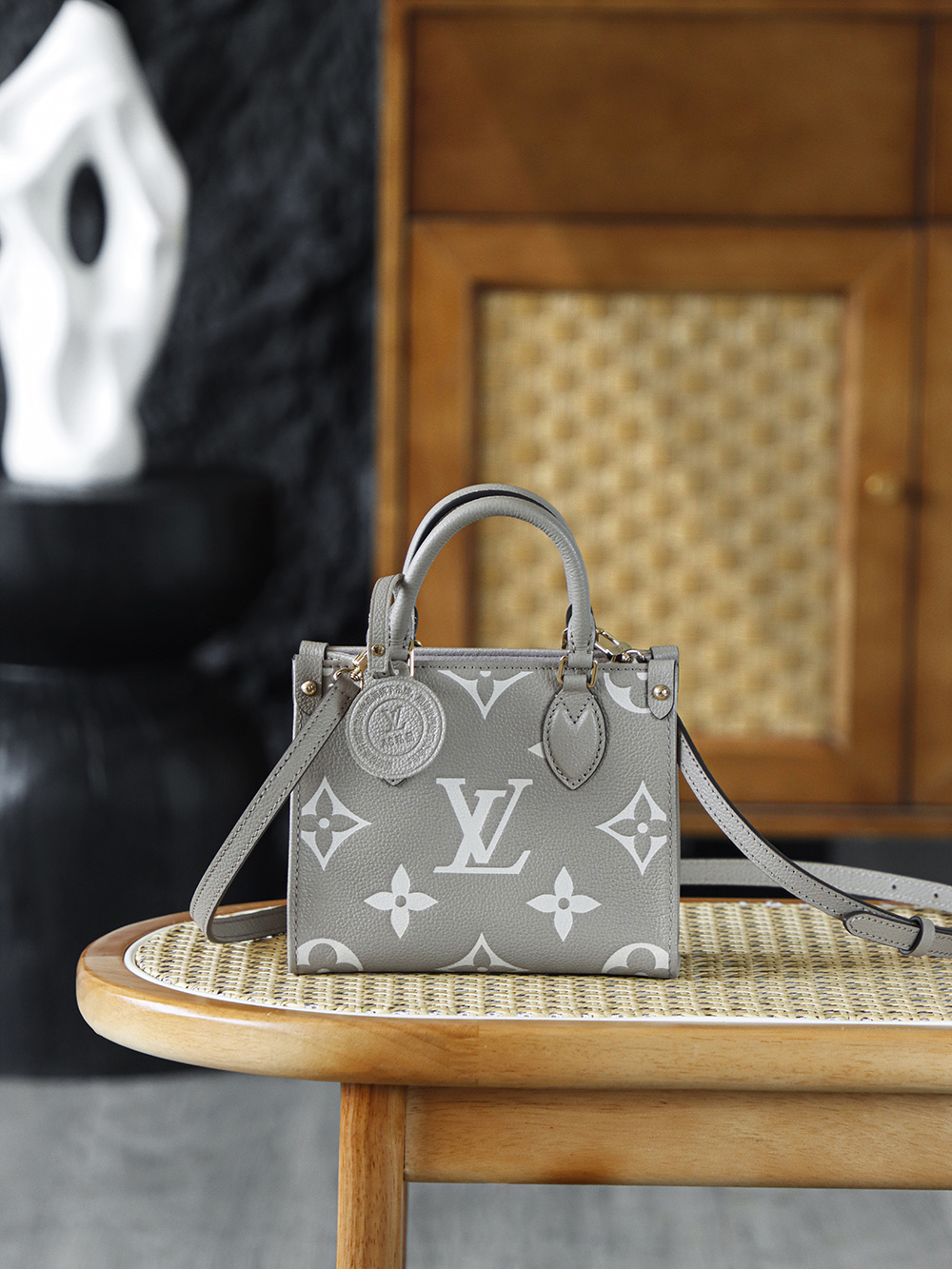 NO:894628,OnTheGo BB Elephant Gray M47054 Special AS Private Edition The small and exquisite body of the bag perfectly blends delicacy and fashion. The classic elements are set against the background of full leather, adding a high-end texture! OnTheGo BB really comes with exquisite filters! Hardware thickly plated 24k steel, size 18*15*8.5cm, lv special sp diamond grid fabric, louis vuitton19860909OnTheGo BB大象灰 M47054 特级AS私品版 小巧玲瓏的包身將精緻與時尚完美融合,經典元素在全皮的映襯下,更添一份高級質感！ OnTheGo BB真的是自帶精緻感濾鏡！ 五金厚镀24k全鋼 尺寸18*15*8.5cm,lv特级sp菱形格面料,louis vuitton,Bag