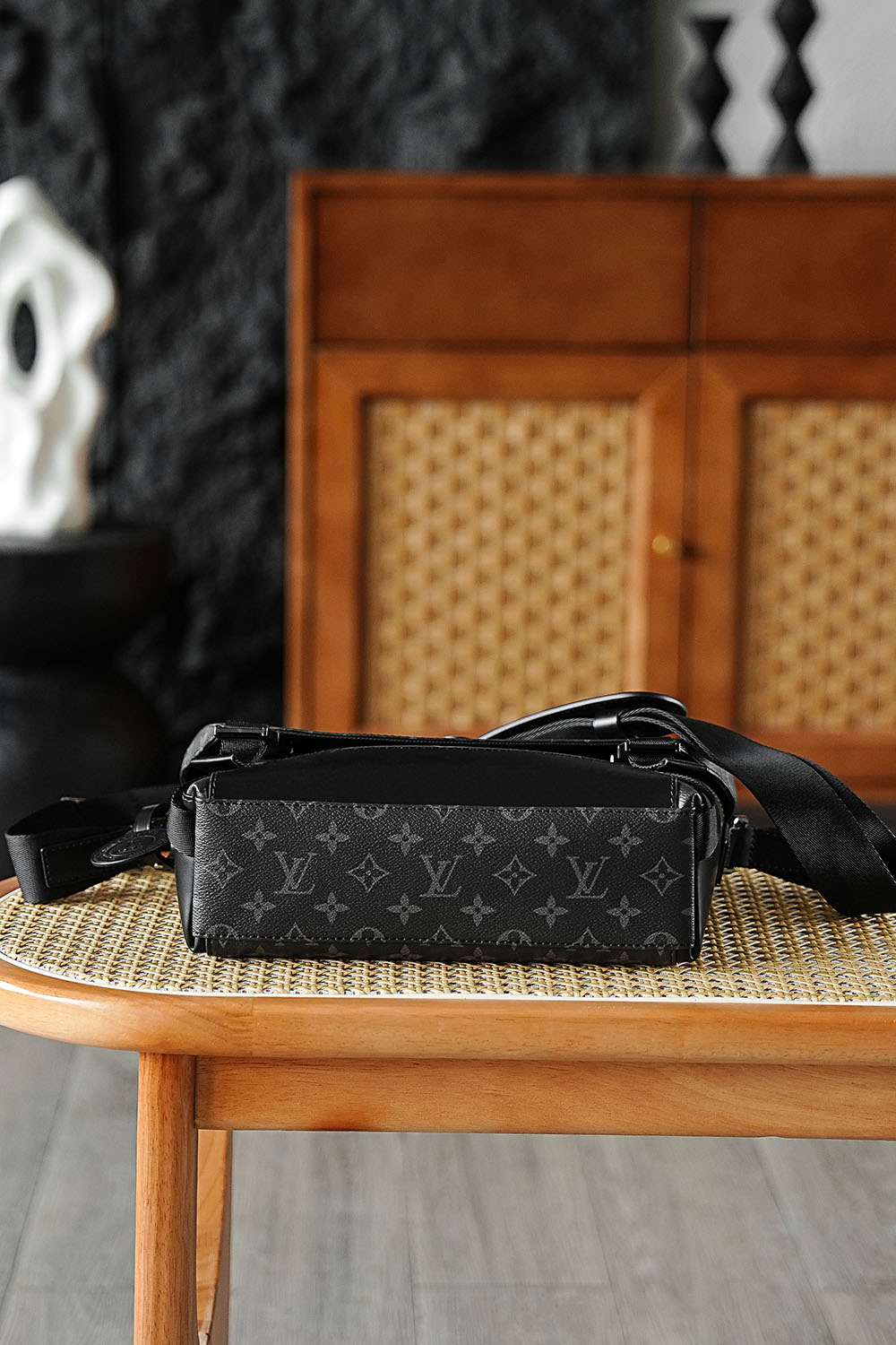 VOYAGER小號郵差包 M40511
晶片碼可査詢 AS私品版👜A-95

Voyager黑武士郵差包是個實用度與搭配度很高的男士王牌包王，經典翻蓋郵差包型，搭配雙搭扣設計，整體輪廓時髦有型，低調卻又不普通，時髦百搭！

五金：厚镀24k全鋼
尺寸：33*22.5*11cm