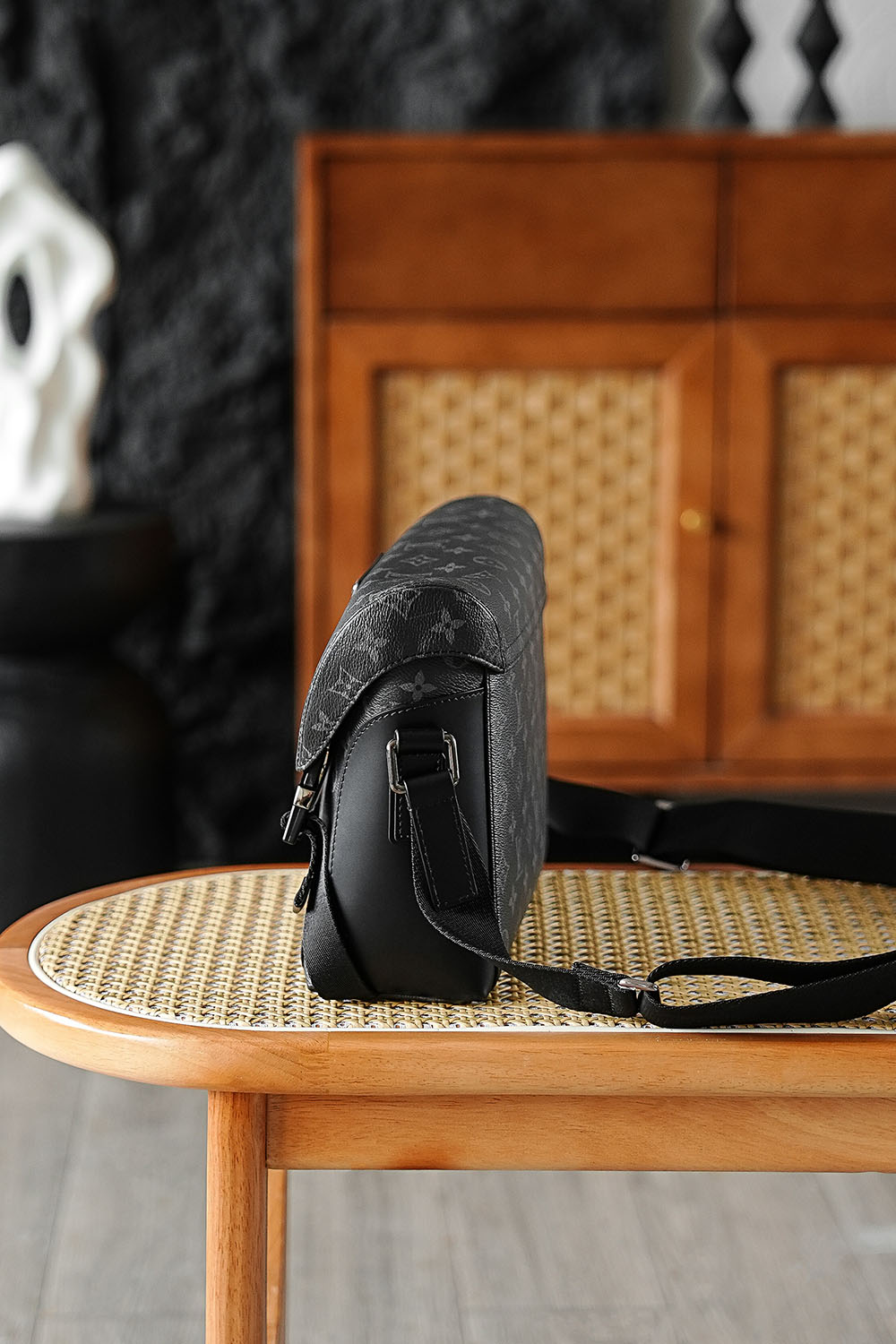 VOYAGER小號郵差包 M40511
晶片碼可査詢 AS私品版👜A-95

Voyager黑武士郵差包是個實用度與搭配度很高的男士王牌包王，經典翻蓋郵差包型，搭配雙搭扣設計，整體輪廓時髦有型，低調卻又不普通，時髦百搭！

五金：厚镀24k全鋼
尺寸：33*22.5*11cm