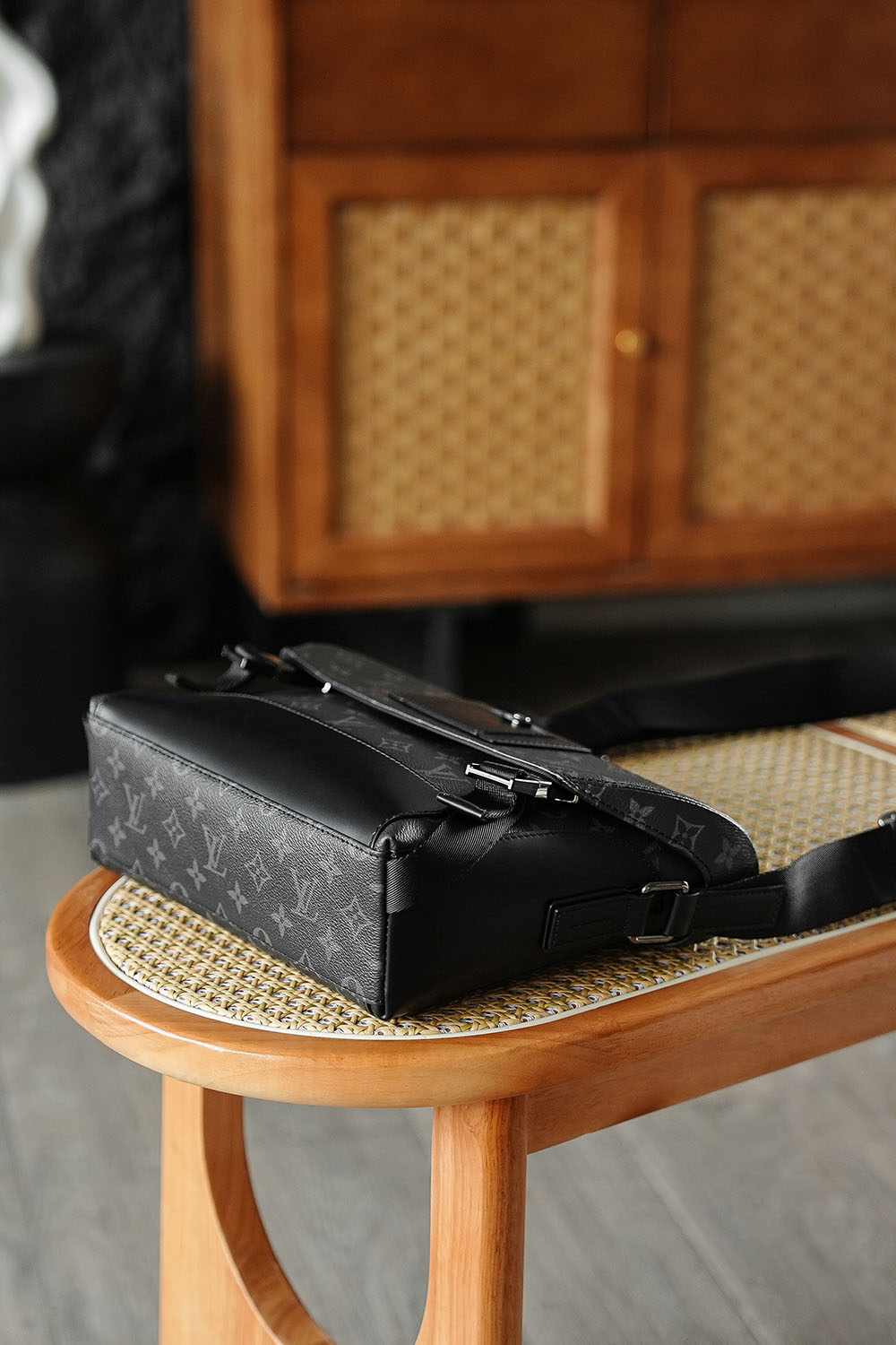 VOYAGER小號郵差包 M40511
晶片碼可査詢 AS私品版👜A-95

Voyager黑武士郵差包是個實用度與搭配度很高的男士王牌包王，經典翻蓋郵差包型，搭配雙搭扣設計，整體輪廓時髦有型，低調卻又不普通，時髦百搭！

五金：厚镀24k全鋼
尺寸：33*22.5*11cm