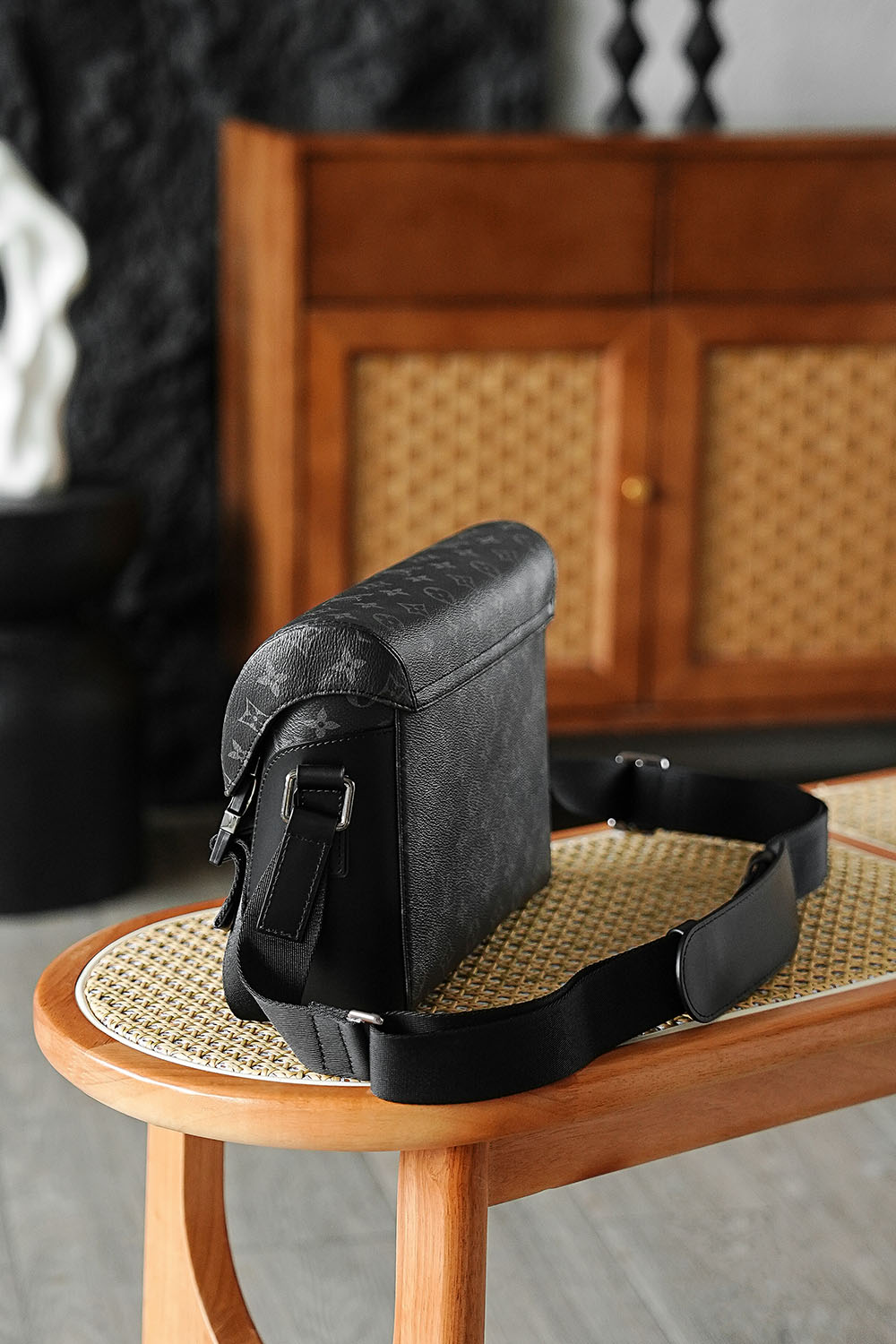 VOYAGER小號郵差包 M40511
晶片碼可査詢 AS私品版👜A-95

Voyager黑武士郵差包是個實用度與搭配度很高的男士王牌包王，經典翻蓋郵差包型，搭配雙搭扣設計，整體輪廓時髦有型，低調卻又不普通，時髦百搭！

五金：厚镀24k全鋼
尺寸：33*22.5*11cm