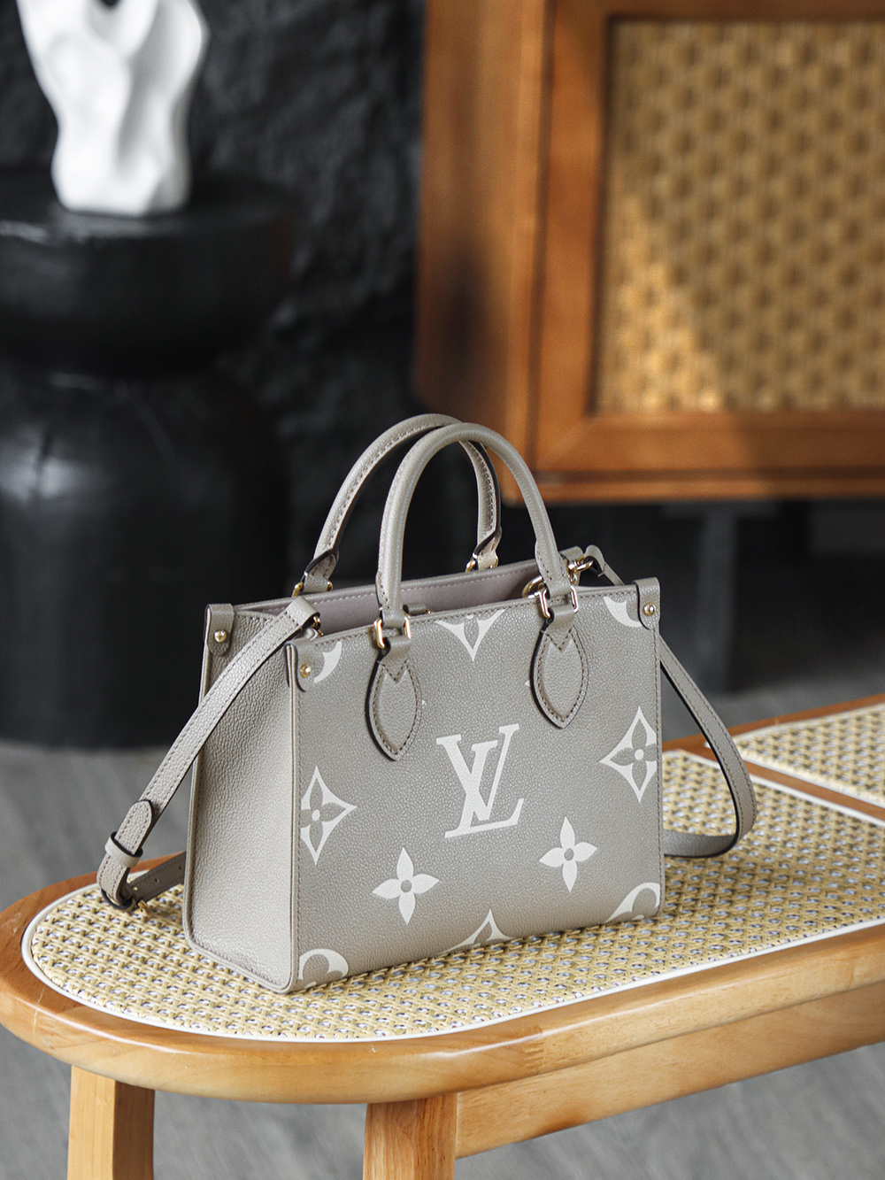 NO:617864,Special onthego small elephant gray M45779 Special AS private version OnTheGo all leather small bag is like a dazzling pearl, exuding its own charming charm! The simple yet elegant square bag shape has smooth and natural lines, and every turn is just right, showing neatness and grandeur. The brand's profound heritage is hidden in the low-key! Hardware thickly plated 24k steel, size 25*19*11.5cm, lv special sp diamond grid fabric, louis vuitton19860909特级 onthego小號大象灰 M45779 特级AS私品版 OnTheGo全皮小號包包宛如一顆璀璨奪目的明珠,散發著獨屬於自己的迷人魅力！ 簡約而不失優雅的四方包造型,線條流暢自然,每一處轉折都恰到好處,盡顯俐落與大氣,低調中暗藏著品牌的深厚底蘊！ 五金厚镀24k全鋼 尺寸25*19*11.5cm,lv特级sp菱形格面料,louis vuitton,Bag