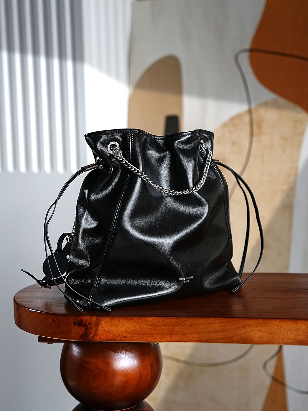 𝐎𝐅𝐅 𝐃𝐔𝐓𝐘 𝐕𝐈𝐁𝐄中号芯片菱形跳动码新版系列 #𝐌𝟐𝟓𝟓𝟒𝟓/PJ1280
➘专柜售价𝟑𝟎𝟎𝟎𝟎 𝐑𝐌𝐁购入_

𝐯𝐢𝐛𝐞系列闪耀登场，𝐨𝐟𝐟 𝐝𝐮𝐭𝐲 𝐯𝐢𝐛𝐞中号包更是迅速成为时尚圈的焦点，以随性自由作为核心设计理念，简约而不失精致的设计，能够轻松搭配各种风格的服饰，无论是休闲的街头风，还是优雅的职场装，它都能完美适配！

五金材质：厚镀纯钢五金
皮料材质：原厂小羊皮【芯片版】
尺寸详情：𝟑𝟑*𝟐𝟒*𝟏𝟏.𝟓𝐜𝐦