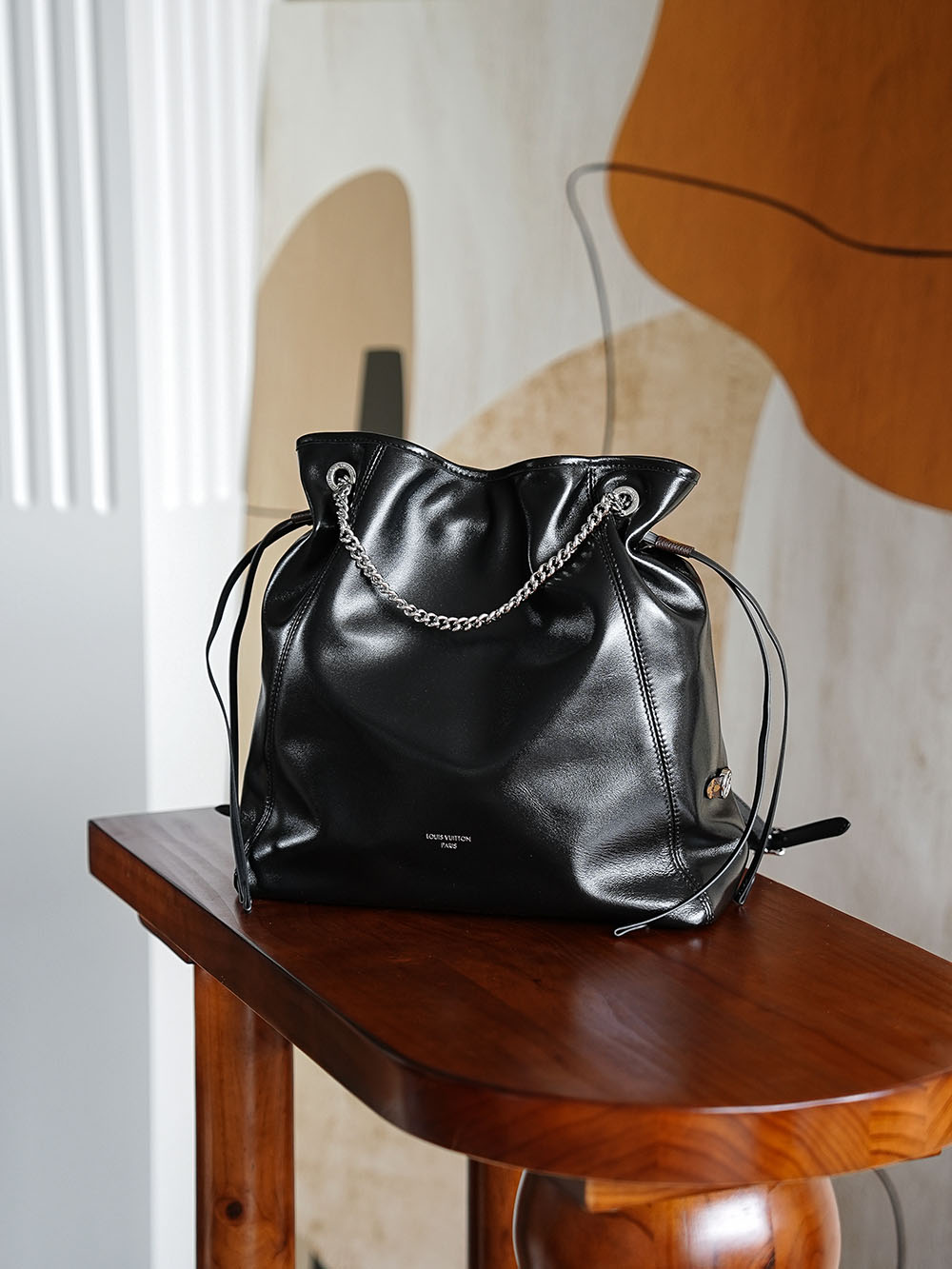 𝐎𝐅𝐅 𝐃𝐔𝐓𝐘 𝐕𝐈𝐁𝐄中号芯片菱形跳动码新版系列 #𝐌𝟐𝟓𝟓𝟒𝟓/PJ1280
➘专柜售价𝟑𝟎𝟎𝟎𝟎 𝐑𝐌𝐁购入_

𝐯𝐢𝐛𝐞系列闪耀登场，𝐨𝐟𝐟 𝐝𝐮𝐭𝐲 𝐯𝐢𝐛𝐞中号包更是迅速成为时尚圈的焦点，以随性自由作为核心设计理念，简约而不失精致的设计，能够轻松搭配各种风格的服饰，无论是休闲的街头风，还是优雅的职场装，它都能完美适配！

五金材质：厚镀纯钢五金
皮料材质：原厂小羊皮【芯片版】
尺寸详情：𝟑𝟑*𝟐𝟒*𝟏𝟏.𝟓𝐜𝐦