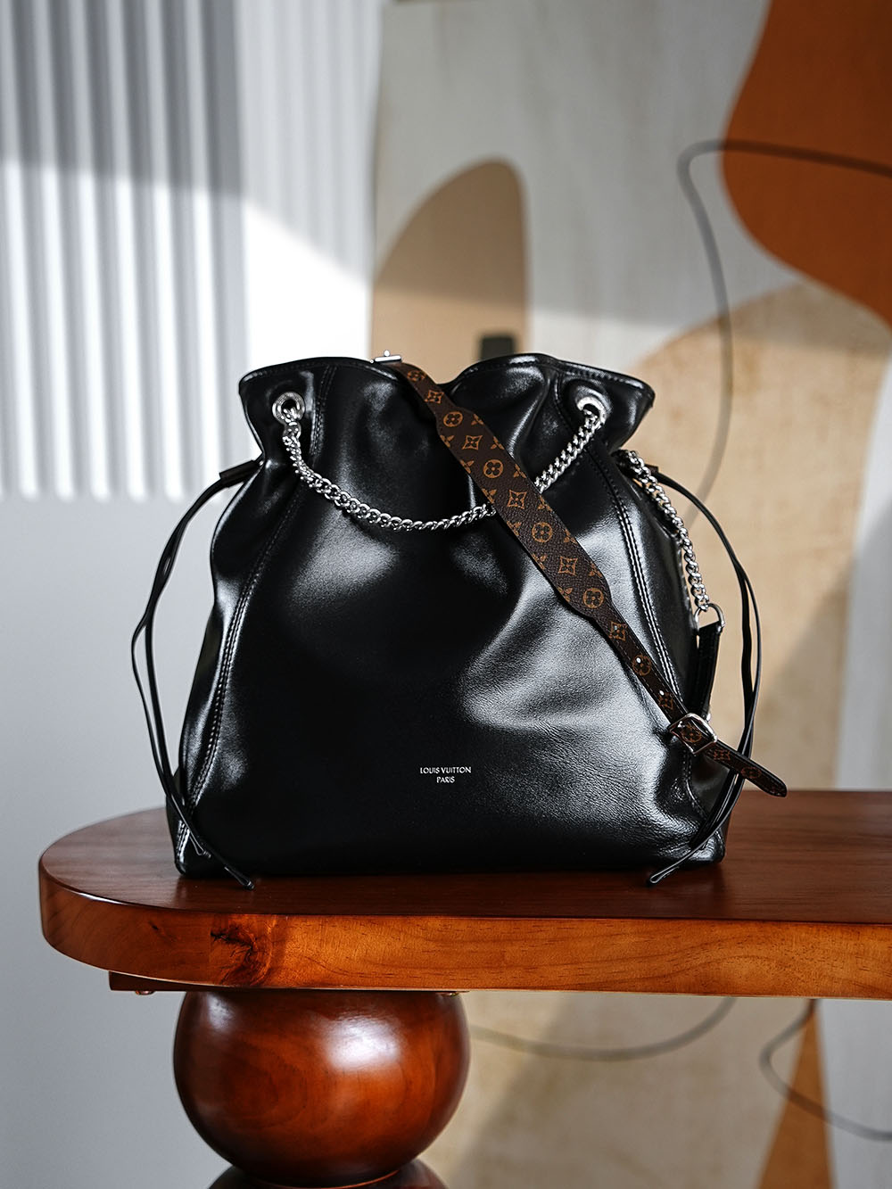 𝐎𝐅𝐅 𝐃𝐔𝐓𝐘 𝐕𝐈𝐁𝐄中号芯片菱形跳动码新版系列 #𝐌𝟐𝟓𝟓𝟒𝟓/PJ1280
➘专柜售价𝟑𝟎𝟎𝟎𝟎 𝐑𝐌𝐁购入_

𝐯𝐢𝐛𝐞系列闪耀登场，𝐨𝐟𝐟 𝐝𝐮𝐭𝐲 𝐯𝐢𝐛𝐞中号包更是迅速成为时尚圈的焦点，以随性自由作为核心设计理念，简约而不失精致的设计，能够轻松搭配各种风格的服饰，无论是休闲的街头风，还是优雅的职场装，它都能完美适配！

五金材质：厚镀纯钢五金
皮料材质：原厂小羊皮【芯片版】
尺寸详情：𝟑𝟑*𝟐𝟒*𝟏𝟏.𝟓𝐜𝐦