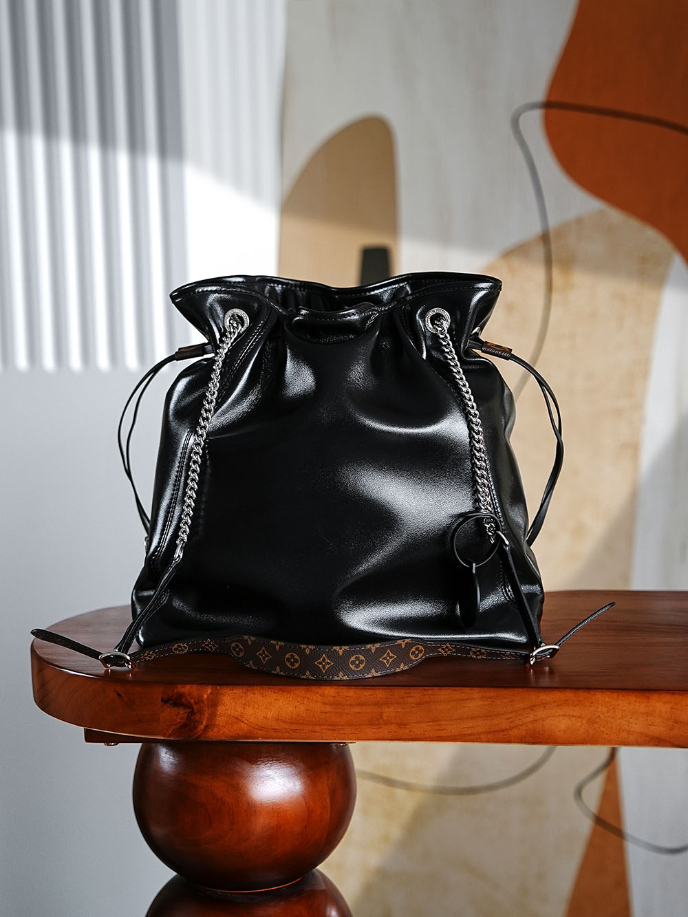 𝐎𝐅𝐅 𝐃𝐔𝐓𝐘 𝐕𝐈𝐁𝐄中号芯片菱形跳动码新版系列 #𝐌𝟐𝟓𝟓𝟒𝟓/PJ1280
➘专柜售价𝟑𝟎𝟎𝟎𝟎 𝐑𝐌𝐁购入_

𝐯𝐢𝐛𝐞系列闪耀登场，𝐨𝐟𝐟 𝐝𝐮𝐭𝐲 𝐯𝐢𝐛𝐞中号包更是迅速成为时尚圈的焦点，以随性自由作为核心设计理念，简约而不失精致的设计，能够轻松搭配各种风格的服饰，无论是休闲的街头风，还是优雅的职场装，它都能完美适配！

五金材质：厚镀纯钢五金
皮料材质：原厂小羊皮【芯片版】
尺寸详情：𝟑𝟑*𝟐𝟒*𝟏𝟏.𝟓𝐜𝐦