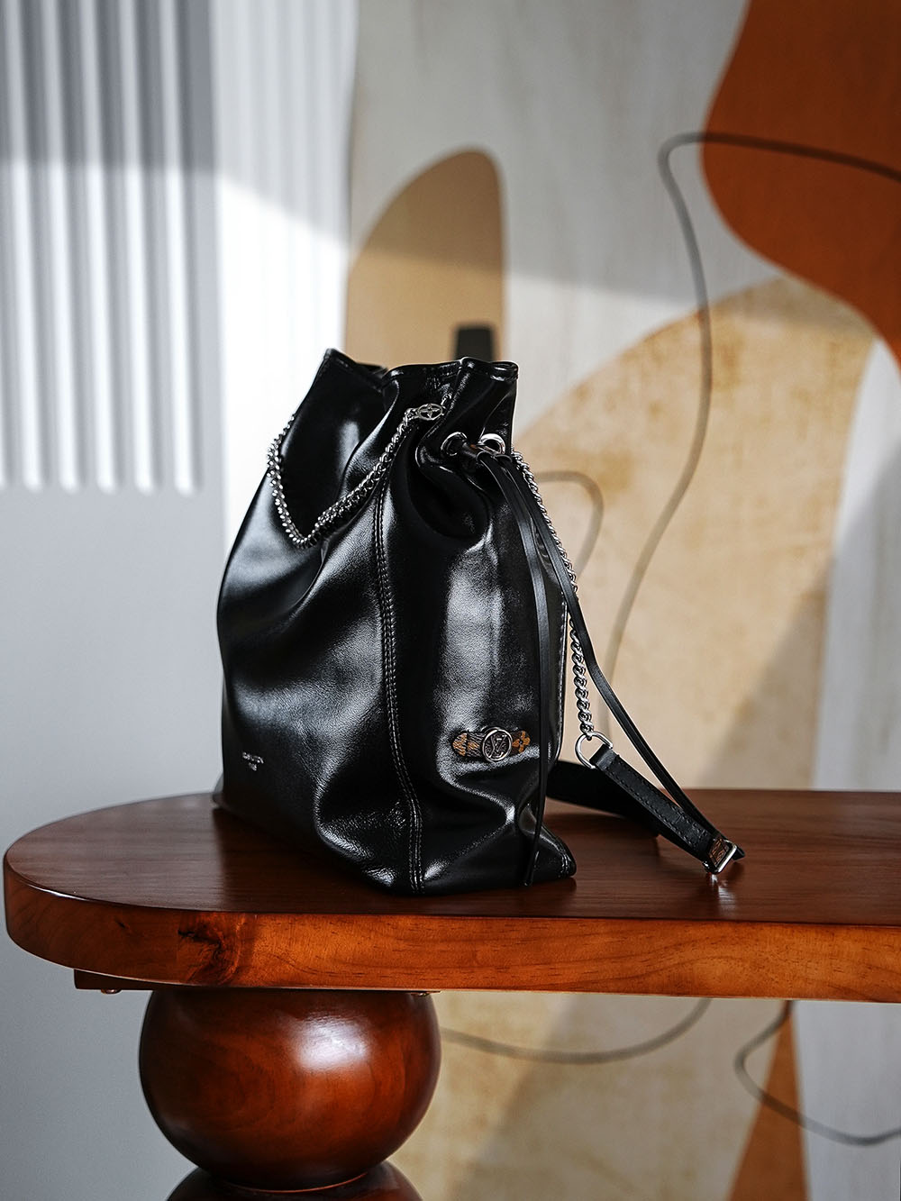 𝐎𝐅𝐅 𝐃𝐔𝐓𝐘 𝐕𝐈𝐁𝐄中号芯片菱形跳动码新版系列 #𝐌𝟐𝟓𝟓𝟒𝟓/PJ1280
➘专柜售价𝟑𝟎𝟎𝟎𝟎 𝐑𝐌𝐁购入_

𝐯𝐢𝐛𝐞系列闪耀登场，𝐨𝐟𝐟 𝐝𝐮𝐭𝐲 𝐯𝐢𝐛𝐞中号包更是迅速成为时尚圈的焦点，以随性自由作为核心设计理念，简约而不失精致的设计，能够轻松搭配各种风格的服饰，无论是休闲的街头风，还是优雅的职场装，它都能完美适配！

五金材质：厚镀纯钢五金
皮料材质：原厂小羊皮【芯片版】
尺寸详情：𝟑𝟑*𝟐𝟒*𝟏𝟏.𝟓𝐜𝐦