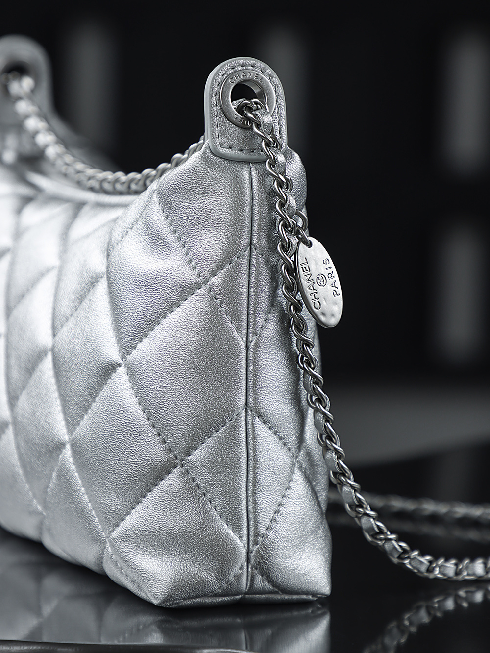 25S金幣hobo鑒定版👜C-1580
特別說明：此款顏色不可查碼，介意勿入！
方框皮料過關清單資料可査詢

25S餃子包是本季顏值最高的hobo！ 雙鏈條腋下的設計，滿足各種背法！ 小金幣的點綴新增了復古時髦感！ 有一種可愛的時髦高級感！

五金：厚鍍24K復古砂金
皮料：方框水晶羊皮
尺寸：17*26*8.5cm