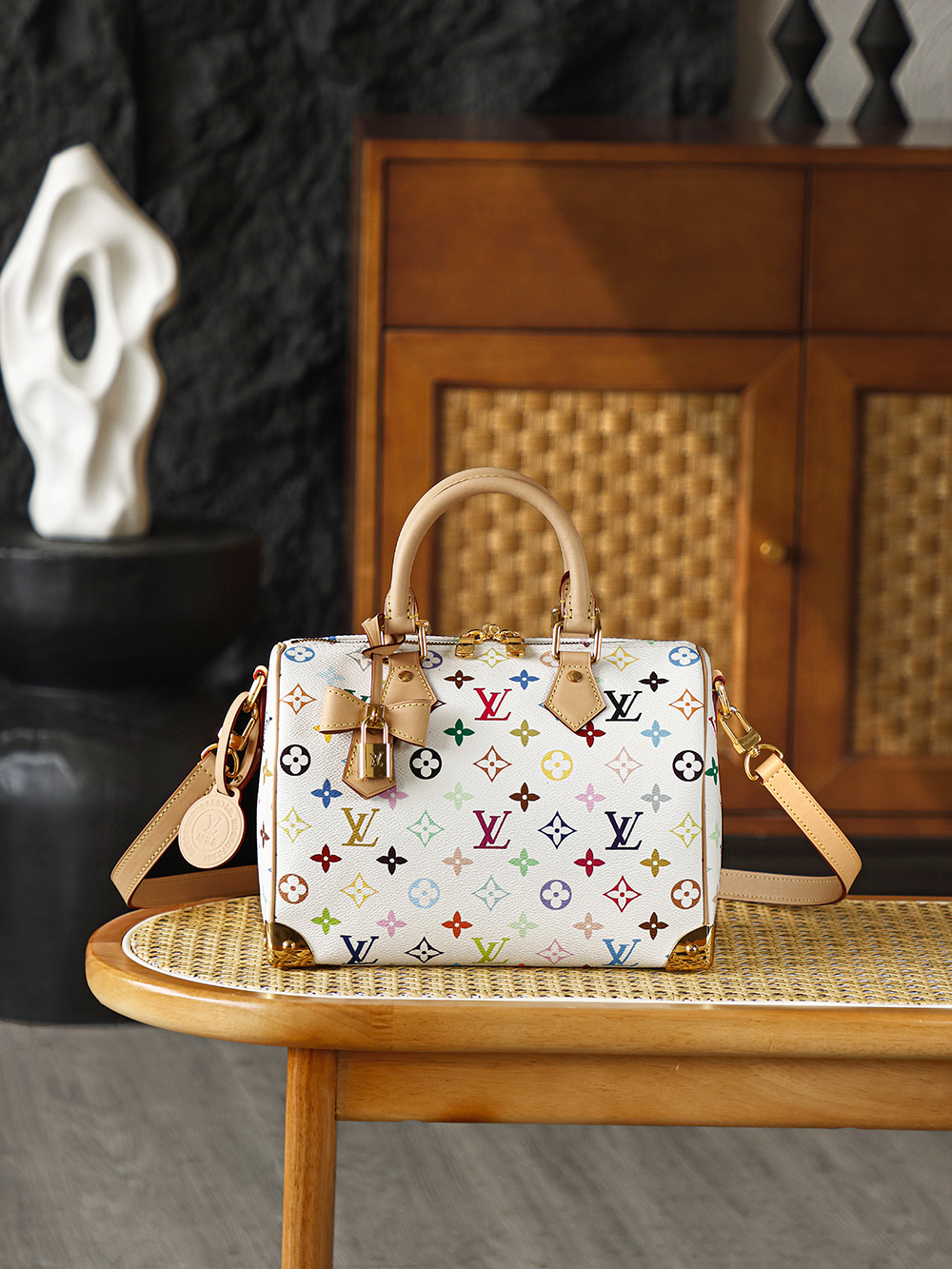 NO:812532,Special grade original leather Speedy25 white tricolor M13085 Special grade AS private version When fashion meets art, the strong 'Pop Art' atmosphere comes to mind. Speedy25 white tricolor inherits the elegant soul of the classic Speedy series, and incorporates Murakami's iconic colorful colors and interesting patterns, becoming the focus of everyone's attention in the streets! Hardware thickly plated 24k steel, size 25*19*15cm, lv special sp diamond grid fabric, louis vuitton19860909特级 原厂皮 Speedy25白三彩 M13085 特级AS私品版 當時尚邂逅藝術,那濃郁的“波普藝術”氛圍撲面而來,Speedy25白三彩,傳承了經典Speedy系列的優雅靈魂,又融入村上隆標誌性的繽紛色彩與趣味圖案,成為街頭巷尾眾人矚目的焦點！ 五金厚镀24k全鋼 尺寸25*19*15cm,lv特级sp菱形格面料,louis vuitton,Bag