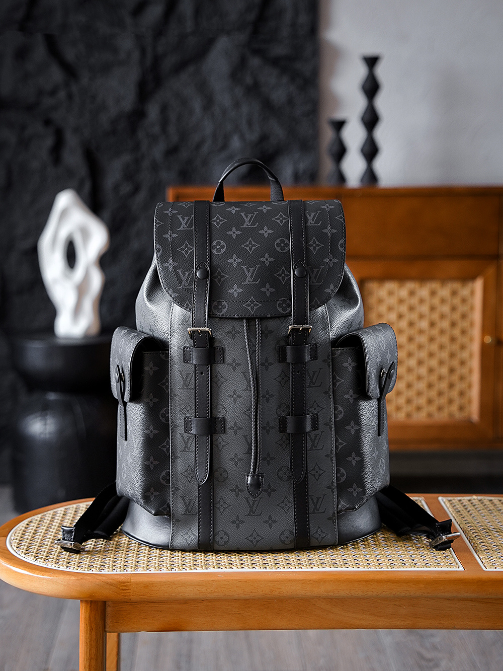 NO:812513,Special Original Leather CHRISTOPHER Medium Backpack M45419 Special AS Private Edition Since its birth, the black presbyopic pattern has been an 'eternal symbol' in the luxury fashion world, and this backpack has a color-blocking design that gives it new vitality. The main body of the bag is made of classic black presbyopic canvas, which is calm and recognisable. It avoids the monotony of solid presbyopic patterns and does not look exaggerated! Hardware thickly plated 24k steel, size 44*12.5*38cm, lv special sp diamond grid fabric, louis vuitton19860909特级  原厂皮 CHRISTOPHER中號雙肩包 M45419 特级AS私品版 黑老花圖案自誕生以來,便是奢侈時尚界的“永恒符號”,而這款雙肩包以拼色設計為其賦予新活力. 包身主體沿用經典黑老花帆布,沉穩大氣中透著辨識度,既避免了純色老花的單調,又不會顯得浮誇張揚！ 五金厚镀24k全鋼 尺寸44*12.5*38cm,lv特级sp菱形格面料,louis vuitton,Bag