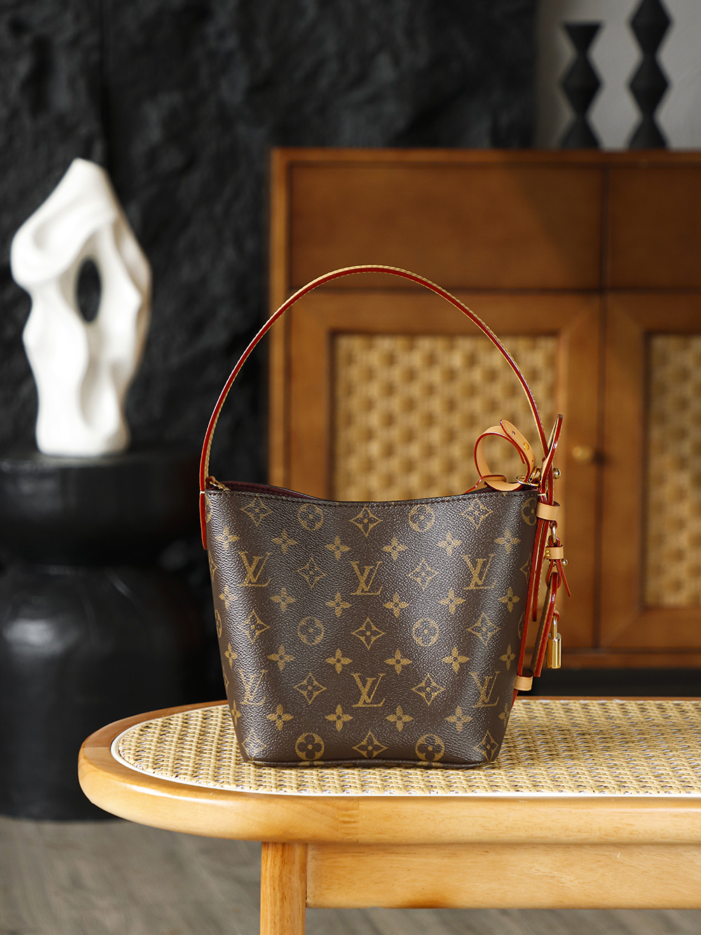 ALL IN BB老花 M12925
晶片碼可査詢 AS私品版👜A-900

當Monogram老花邂逅水桶廓形，ALL IN BB便成了跨越場景的風格密碼，精巧尺寸裏，藏著不設限的實用哲學&mdash;&mdash;手機、錢夾與耳機各得其所，可拆卸拉鍊內袋讓細碎物件告別淩亂，磁扣與掛鎖的組合則是安全感與儀式感的雙重饋贈。

五金：厚镀24k全鋼
尺寸：18*12*16cm