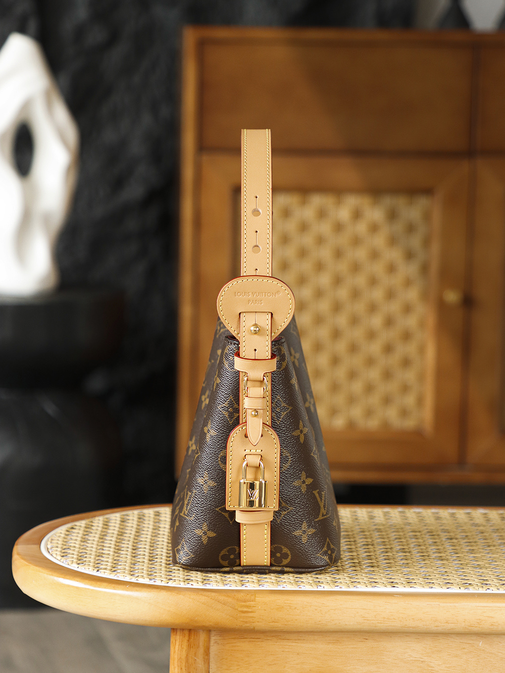 ALL IN BB老花 M12925
晶片碼可査詢 AS私品版👜A-900

當Monogram老花邂逅水桶廓形，ALL IN BB便成了跨越場景的風格密碼，精巧尺寸裏，藏著不設限的實用哲學&mdash;&mdash;手機、錢夾與耳機各得其所，可拆卸拉鍊內袋讓細碎物件告別淩亂，磁扣與掛鎖的組合則是安全感與儀式感的雙重饋贈。

五金：厚镀24k全鋼
尺寸：18*12*16cm