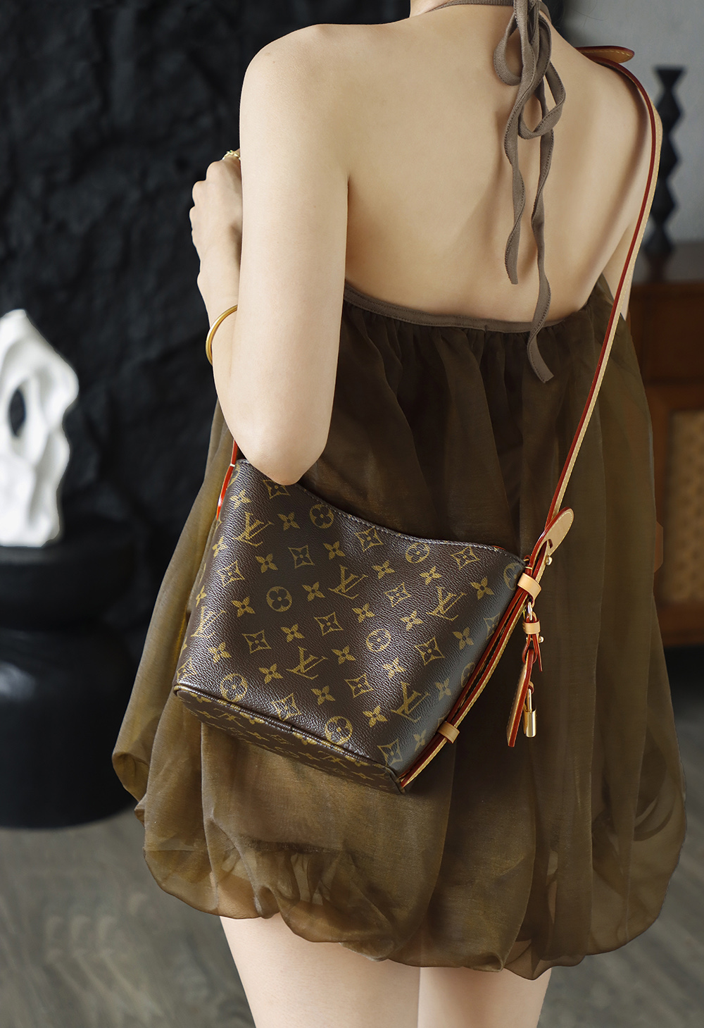 可調節肩帶是時光的溫柔注腳，從12cm的慵懶腋下到55cm的隨性斜挎，通勤時配廓形西裝氣場全開，搭配裙子是法式鬆弛感！