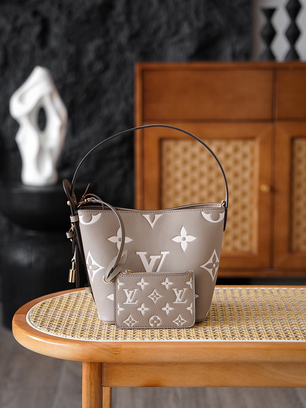 NO:617858,Special ALL IN BB Elephant Gray M13045 Special AS Private Edition ALL IN BB handbag uses classic elephant gray as the base color, blending high-grade gray tone into full-grain embossed cow leather. The delicate leather texture presents a soft matte texture under the light. There is no flamboyance of bright colors, but with a calm and restrained gray tone, it has an effortless elegance. Hardware is thickly plated with 24k steel Size 18*12*16cm, lv special sp diamond plaid fabric, louis vuitton, cowhide19860909特级 ALL IN BB 大象灰M13045 特级AS私品版 ALL IN BB手袋以經典大象灰為底色,將高級灰調融入全粒面壓紋牛皮革,細膩的皮革紋理在光線下呈現出柔和的啞光質感,沒有豔麗色彩的張揚,卻憑藉沉穩內斂的灰調,自帶一種不費力的優雅. 五金厚镀24k全鋼 尺寸18*12*16cm,lv特级sp菱形格面料,louis vuitton,cowhide,Bag