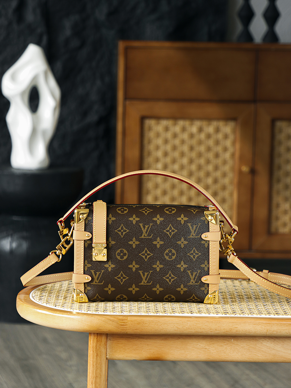NO:768585,SIDE TRUNK Medium Handbag M46358 Premium AS Private Edition When the flat-top hard case met contemporary fashion, SIDE TRUNK was born. The leather trim outlines a soft silhouette, but the toughness of the hard case is retained at the metal corner guards. The 'click' sound of the iconic S-lock lock when pushed open is a sense of ritual inherited from the Tumbler lock. The hardware is thickly plated with 24k all steel. Size 23.5*16*8.5cm, lv special sp diamond plaid fabric, louis vuitton19860909SIDE TRUNK中號手袋 M46358 特级AS私品版 當年的平頂硬箱遇見當代風尚,便有了SIDE TRUNK的誕生,皮革飾邊勾勒出柔和廓形,卻在金屬護角處保留硬箱的硬朗風骨,標誌性S-lock鎖扣輕推即開的“哢嗒”聲,是傳承自Tumbler鎖扣的儀式感. 五金厚镀24k全鋼 尺寸23.5*16*8.5cm,lv特级sp菱形格面料,louis vuitton,Bag