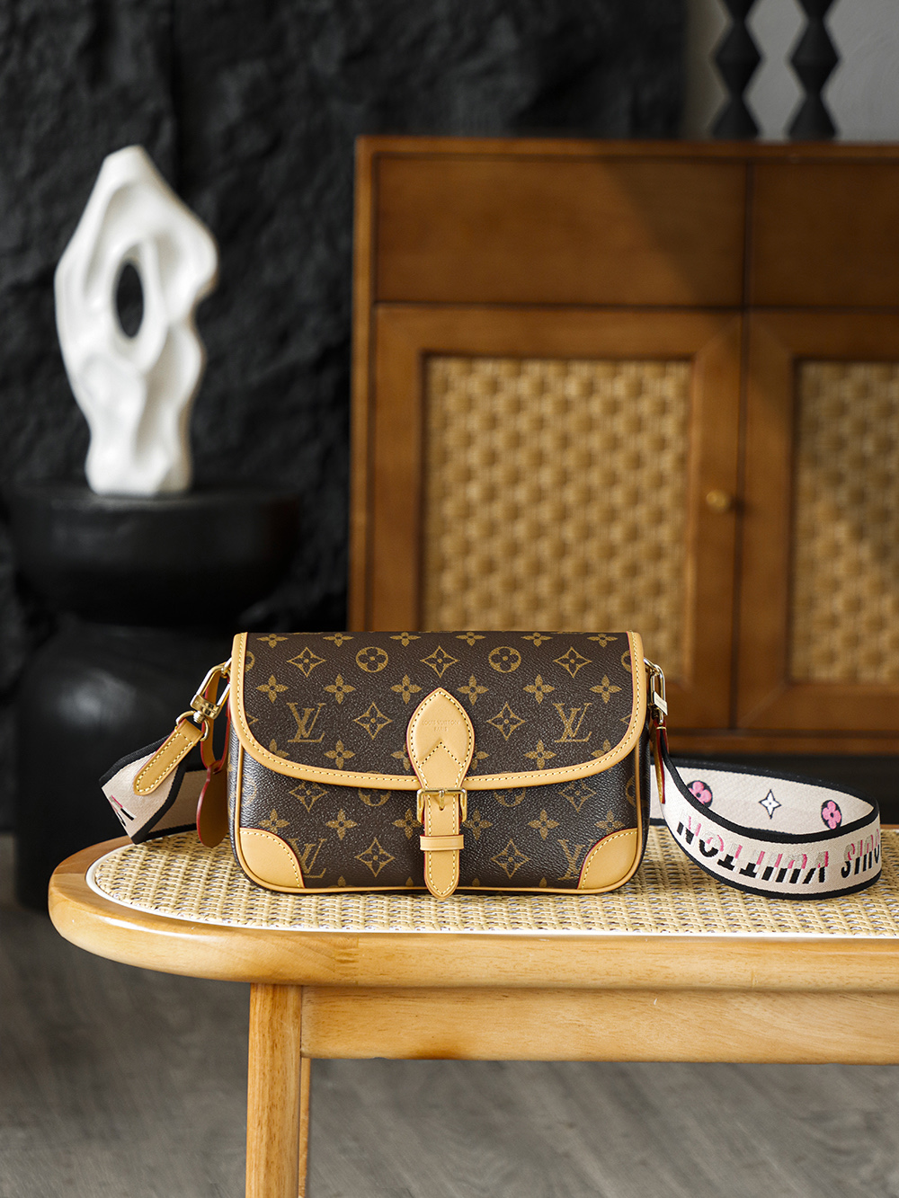 NO:617868,Special Diane baguette bag M45985 AS private edition new fabric new version Diane baguette bag has a simple and unique shape, exuding a strong retro atmosphere. While retaining the classic and retro elements, the baguette bag also incorporates modern innovative design. The wide jacquard shoulder strap is decorated with a prominent logo on one side, and the other side is embellished with a subtle and low-key Monogram flower pattern, adding a unique sense of fashion! Hardware thickly plated 24k steel, size 24*15*9cm, lv special sp diamond grid fabric, louis vuitton19860909特级 Diane法棍包 M45985 AS私品版新面料新版本 Diane法棍包造型簡約而獨特,散發出濃郁的復古氣息,在保留經典與復古元素的同時,棍包也融入了現代的創新設計,提花寬肩帶,一面飾有突出的標誌,另一面以含蓄低調的Monogram花卉圖案點綴,增添了一份獨特的時尚感！ 五金厚镀24k全鋼 尺寸24*15*9cm,lv特级sp菱形格面料,louis vuitton,Bag