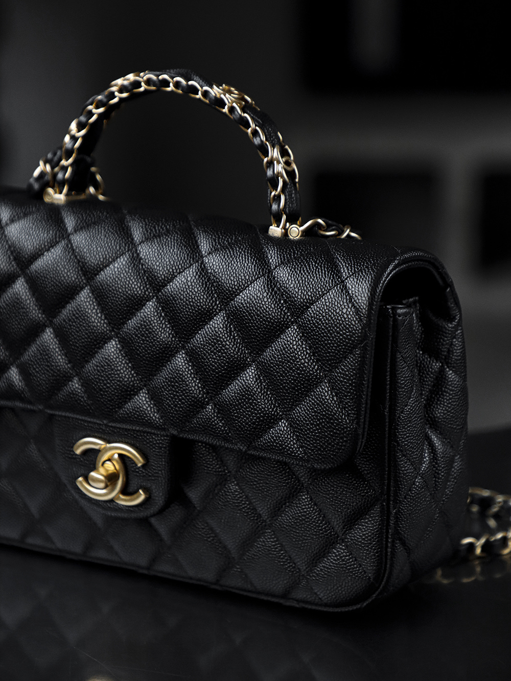 25B 穿皮手柄CF MINI大號鑒定版👜C-1880
一包一碼 支持全球鑒定查驗身份證原廠專G
Hass皮料過關清單資料可査詢

從1983年CF系列誕生至今，經典款的價值從未褪色。 標誌性菱格紋在魚子醬小牛皮上細密舒展，每一針線都藏著法式匠心， 做舊復古五金勾勒出閃耀雙C標識，與皮穿鏈手柄碰撞出優雅火花，單肩斜挎顯隨性，手提時更見格調。 ​

五金：厚鍍24k復古亮金
皮料：Hass中球牛皮
尺寸：13.5*22.5*6cm