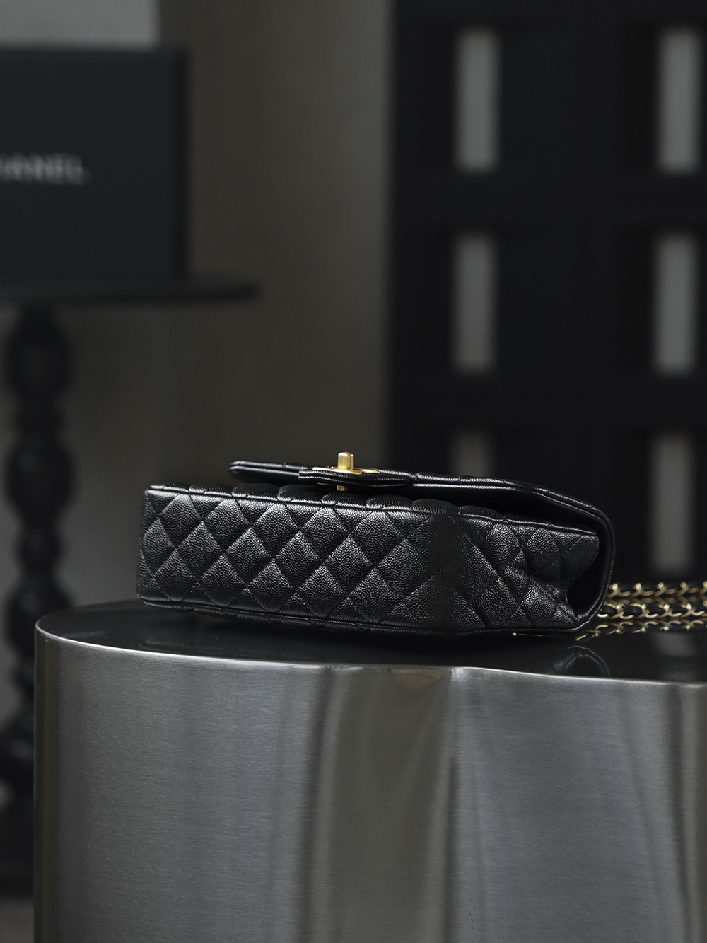 25B 穿皮手柄CF MINI大號鑒定版👜C-1880
一包一碼 支持全球鑒定查驗身份證原廠專G
Hass皮料過關清單資料可査詢

從1983年CF系列誕生至今，經典款的價值從未褪色。 標誌性菱格紋在魚子醬小牛皮上細密舒展，每一針線都藏著法式匠心， 做舊復古五金勾勒出閃耀雙C標識，與皮穿鏈手柄碰撞出優雅火花，單肩斜挎顯隨性，手提時更見格調。 ​

五金：厚鍍24k復古亮金
皮料：Hass中球牛皮
尺寸：13.5*22.5*6cm