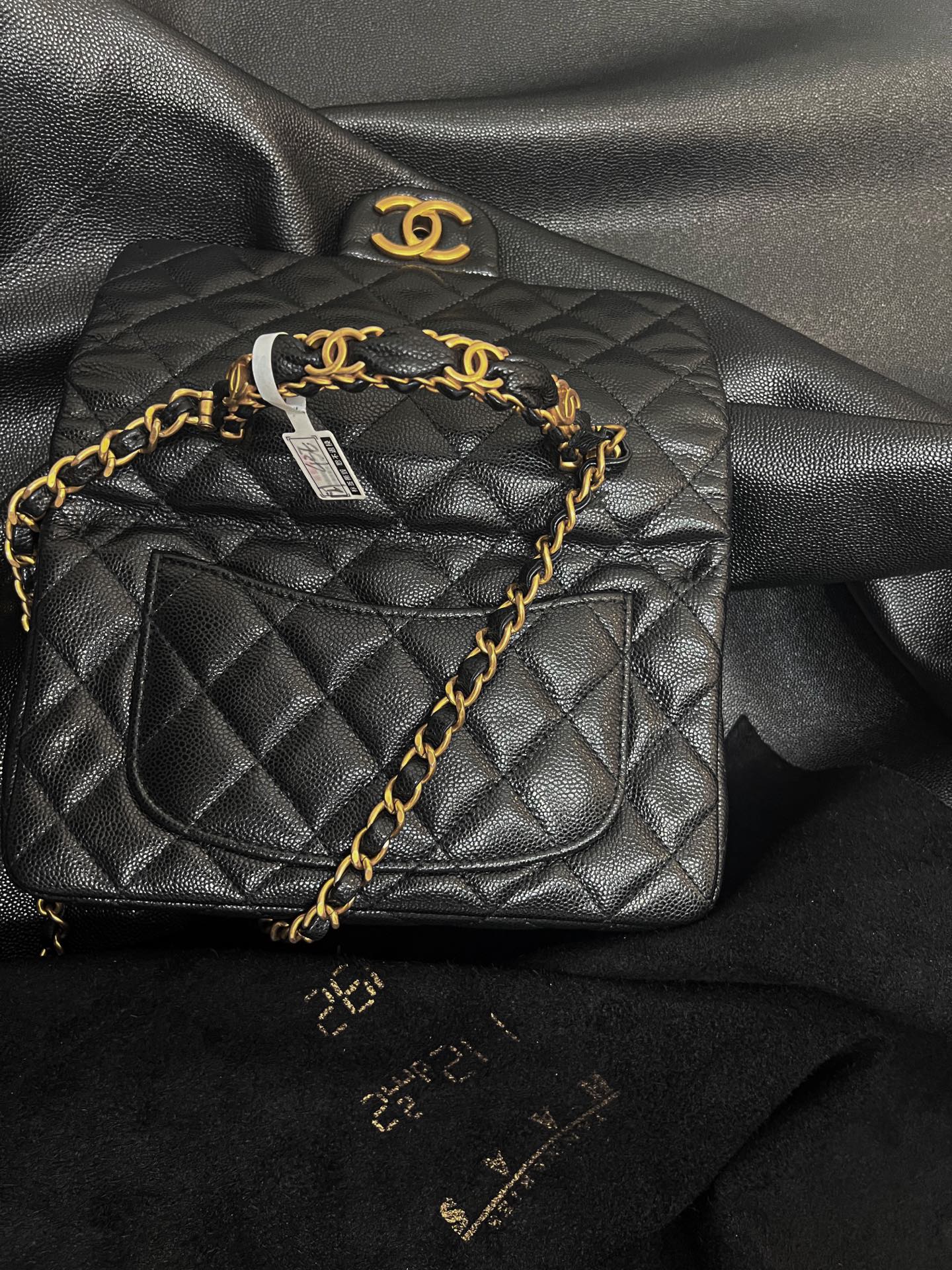 原料部的皮料，質感是刻在骨子裡的。 ​
哪怕和三個正品擺在一起，一眼就能看出&mdash;&mdash;我們的皮料，和正品有著完全相同的血統DNA！ ​