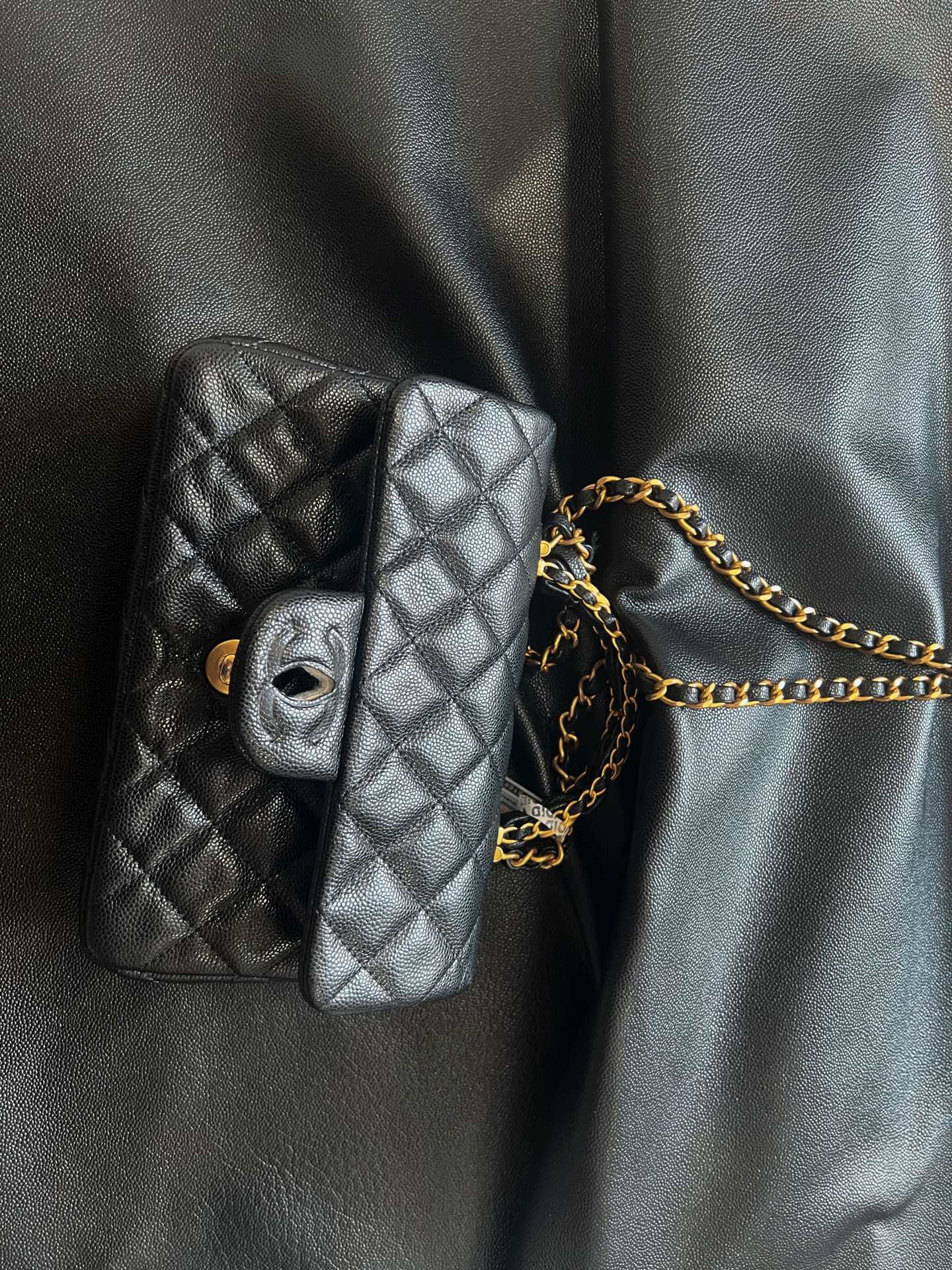 原料部的皮料，質感是刻在骨子裡的。 ​
哪怕和三個正品擺在一起，一眼就能看出&mdash;&mdash;我們的皮料，和正品有著完全相同的血統DNA！ ​