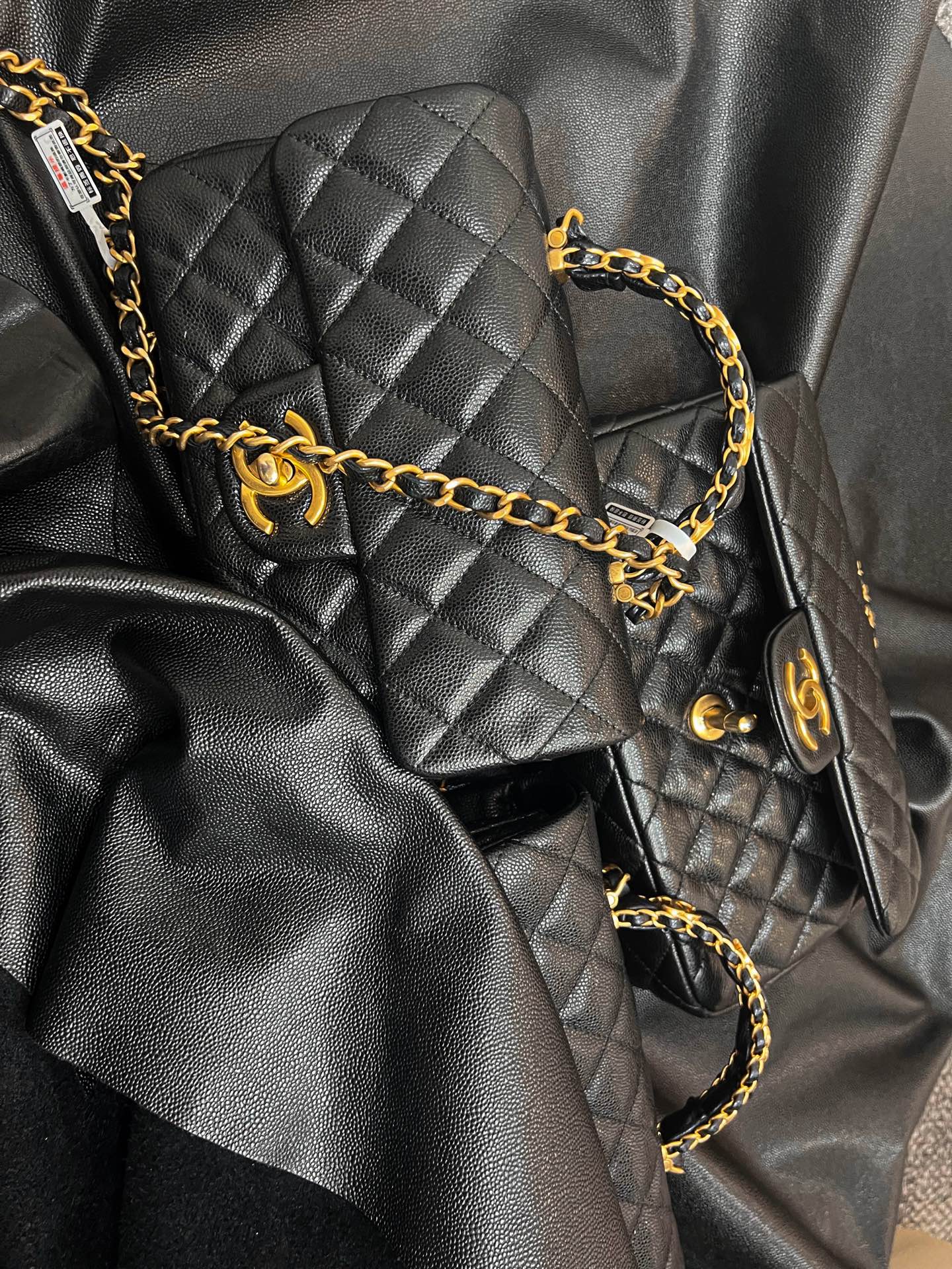 原料部的皮料，質感是刻在骨子裡的。 ​
哪怕和三個正品擺在一起，一眼就能看出&mdash;&mdash;我們的皮料，和正品有著完全相同的血統DNA！ ​