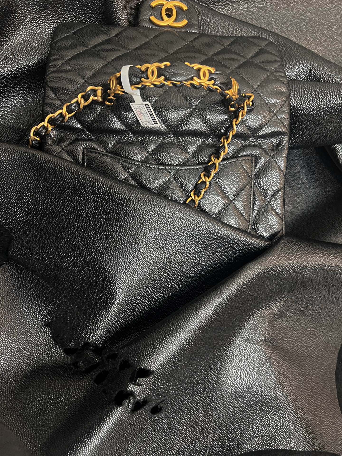 原料部的皮料，質感是刻在骨子裡的。 ​
哪怕和三個正品擺在一起，一眼就能看出&mdash;&mdash;我們的皮料，和正品有著完全相同的血統DNA！ ​