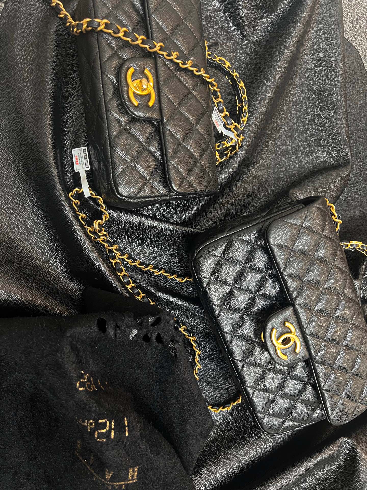 原料部的皮料，質感是刻在骨子裡的。 ​
哪怕和三個正品擺在一起，一眼就能看出&mdash;&mdash;我們的皮料，和正品有著完全相同的血統DNA！ ​