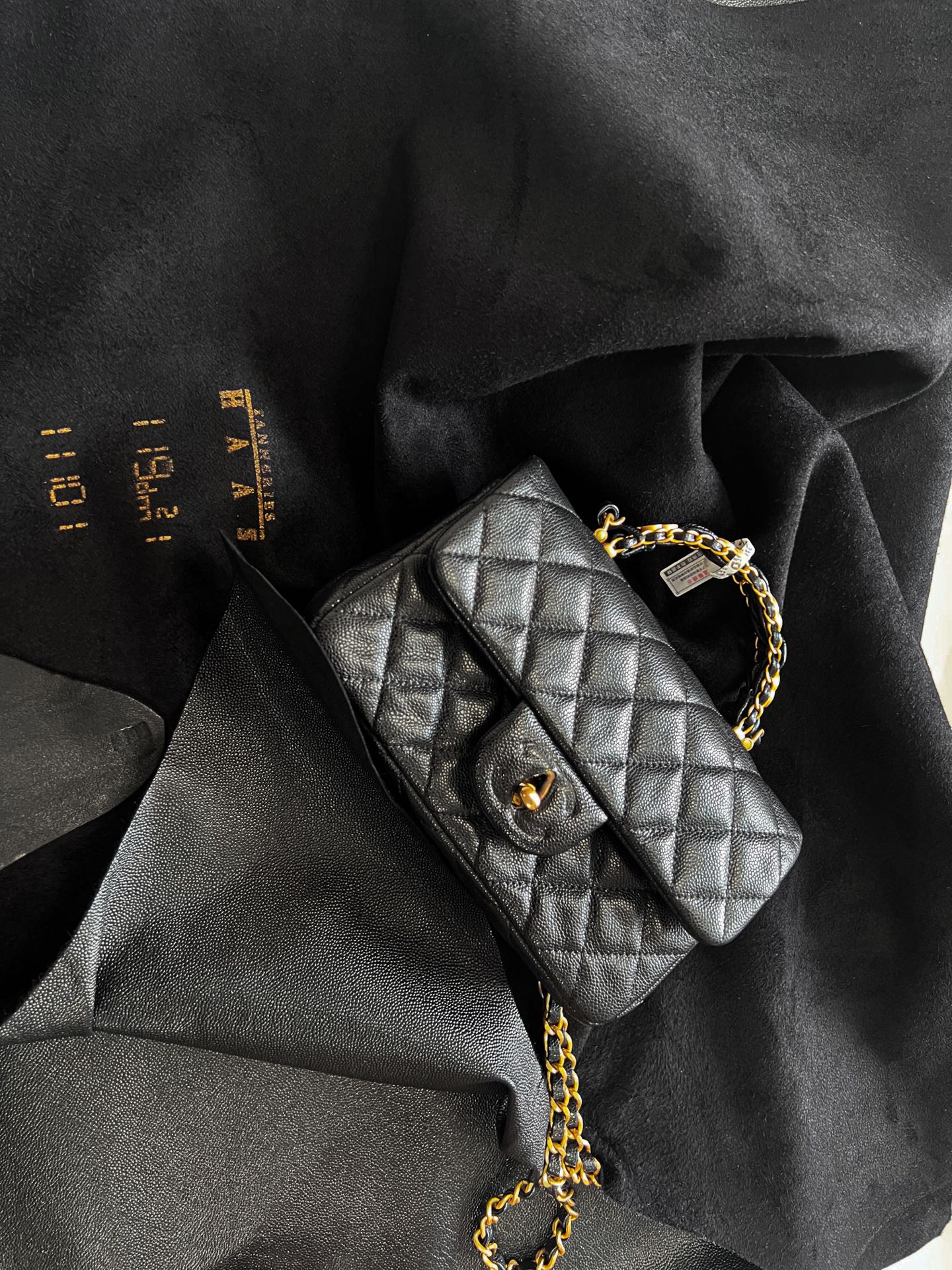 憑良心說，滿街Hass皮料廠商裏，找家低價合作不難。 但Hass皮料市場早已魚龍混雜、真假難辨，我們不願貪這小便宜。 哪怕有過關清單可查的廠商，價格溢價離譜，我們仍想做有靈魂的東西&mdash;&mdash;是不是原皮，看我們的正品與皮料對比，一目了然。 ​