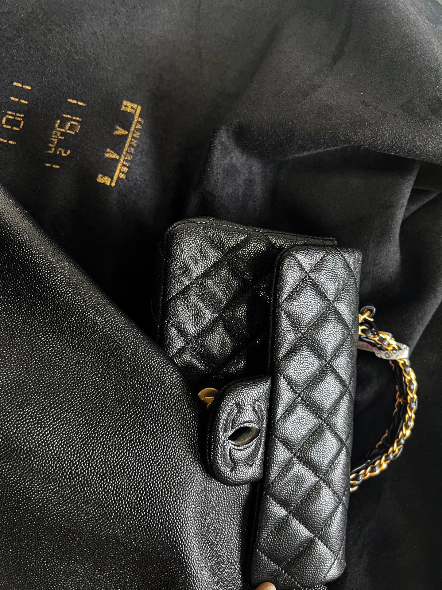 憑良心說，滿街Hass皮料廠商裏，找家低價合作不難。 但Hass皮料市場早已魚龍混雜、真假難辨，我們不願貪這小便宜。 哪怕有過關清單可查的廠商，價格溢價離譜，我們仍想做有靈魂的東西&mdash;&mdash;是不是原皮，看我們的正品與皮料對比，一目了然。 ​