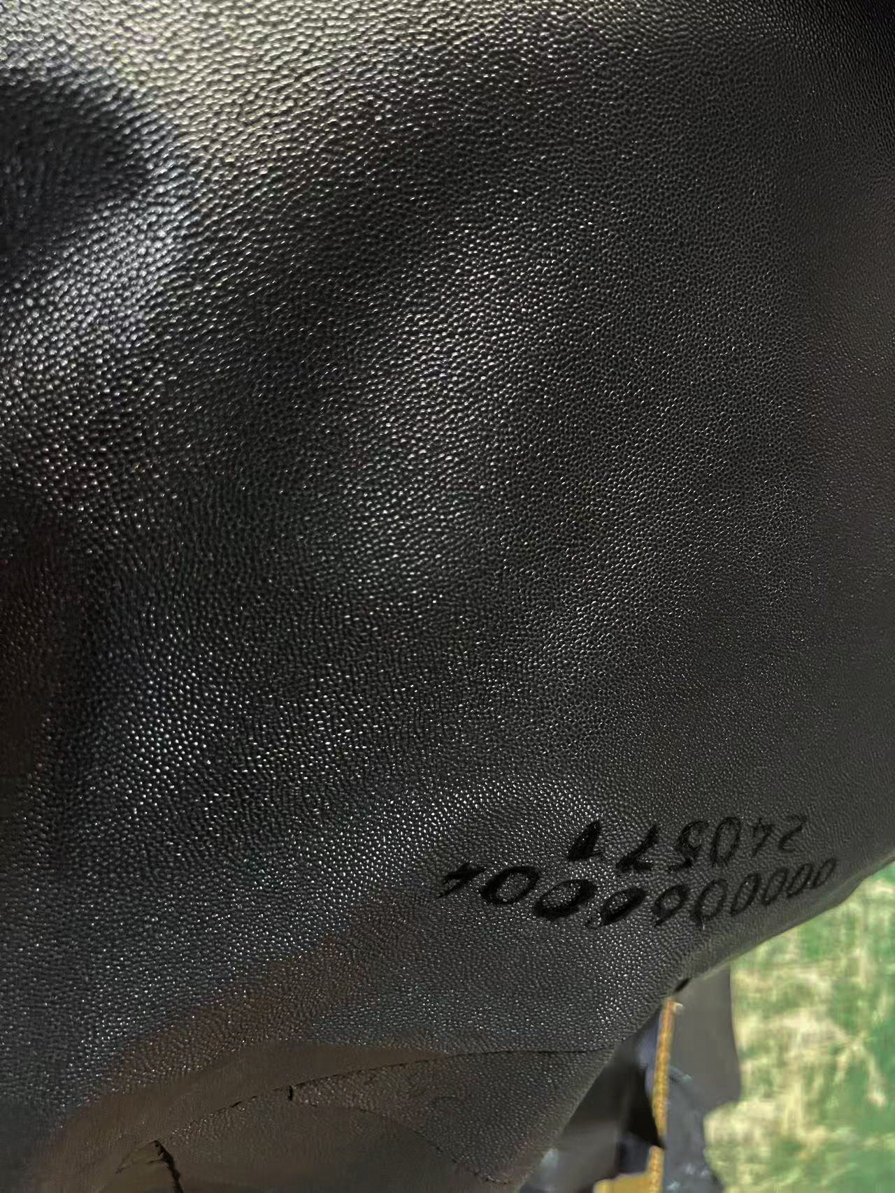 認准獨家Hass原料部皮料！ ​
實話實說，我們如今不太傾向用Hass皮料&mdash;&mdash;只因它名氣大，市場早已魚龍混雜、真假難辨。 人人都說用Hass，但真正能拿到原料部皮料的沒幾家：畢竟能提供正規Hass皮料過關可査詢清單的供應商，價格本就離譜。 ​
所以請認准真品質：每張Hass原料部皮料，均帶可査詢專屬碼，放心選！