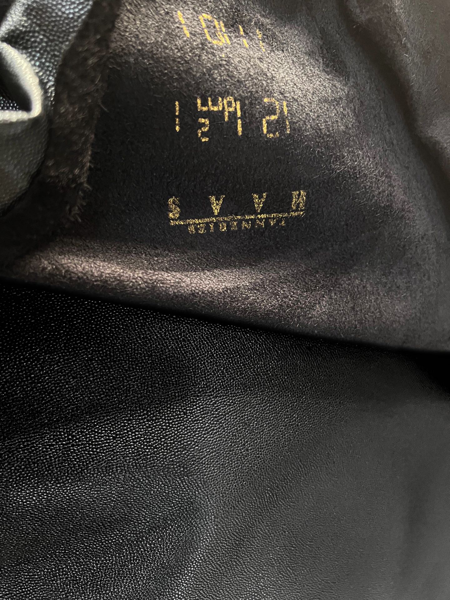 認准獨家Hass原料部皮料！ ​
實話實說，我們如今不太傾向用Hass皮料&mdash;&mdash;只因它名氣大，市場早已魚龍混雜、真假難辨。 人人都說用Hass，但真正能拿到原料部皮料的沒幾家：畢竟能提供正規Hass皮料過關可査詢清單的供應商，價格本就離譜。 ​
所以請認准真品質：每張Hass原料部皮料，均帶可査詢專屬碼，放心選！