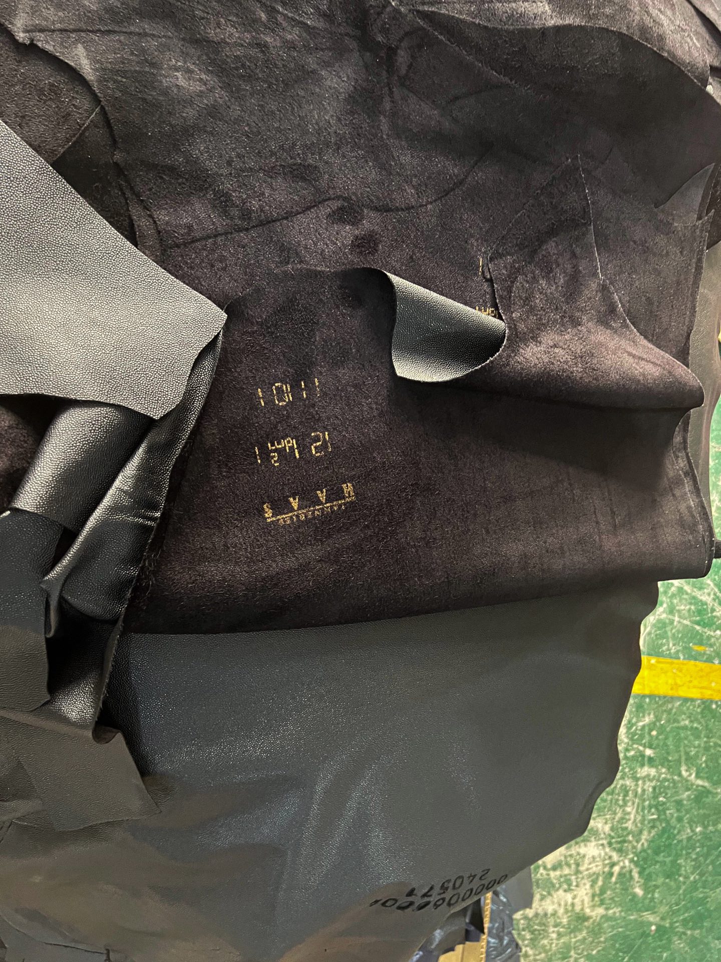 認准獨家Hass原料部皮料！ ​
實話實說，我們如今不太傾向用Hass皮料&mdash;&mdash;只因它名氣大，市場早已魚龍混雜、真假難辨。 人人都說用Hass，但真正能拿到原料部皮料的沒幾家：畢竟能提供正規Hass皮料過關可査詢清單的供應商，價格本就離譜。 ​
所以請認准真品質：每張Hass原料部皮料，均帶可査詢專屬碼，放心選！