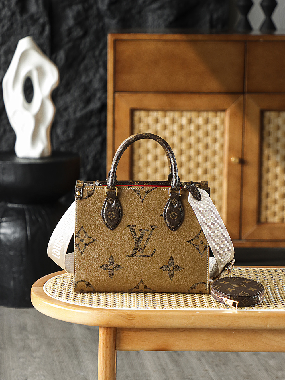 NO:617855,Special ONTHEGO small handbag M46373 AS private version OnTheGo series, which has been firmly on the hot list since its debut in 2019. The new OnTheGo small size comes with wide shoulder straps, which directly completes the 'practical and fashionable' aspect. The double-sided presbyopic design comes with retro filters, which is a double-sided heart attack! Hardware thickly plated 24k steel, size 25*19*11.5cm, lv special sp diamond grid fabric, louis vuitton19860909特级 ONTHEGO 小號手袋 M46373 AS私品版 OnTheGo系列,自從2019年出道就穩居爆款榜,新款OnTheGo小號配寬肩帶,直接把“實用時髦”拉滿,雙面老花設計自帶復古濾鏡,簡直是雙面心動暴擊！ 五金厚镀24k全鋼 尺寸25*19*11.5cm,lv特级sp菱形格面料,louis vuitton,Bag